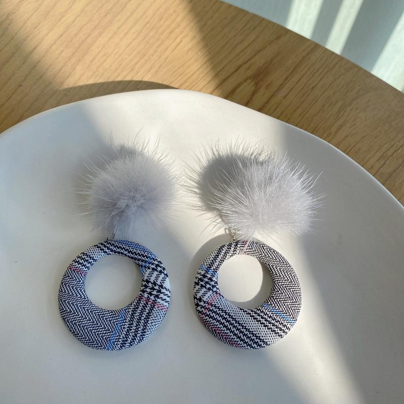 日韓ins風時尚毛球幾何條紋氣質鏤空秋冬耳飾