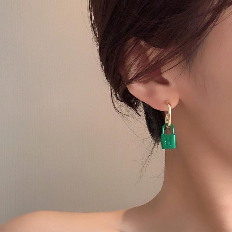 S925銀針復古時尚綠白小鎖設計感耳飾