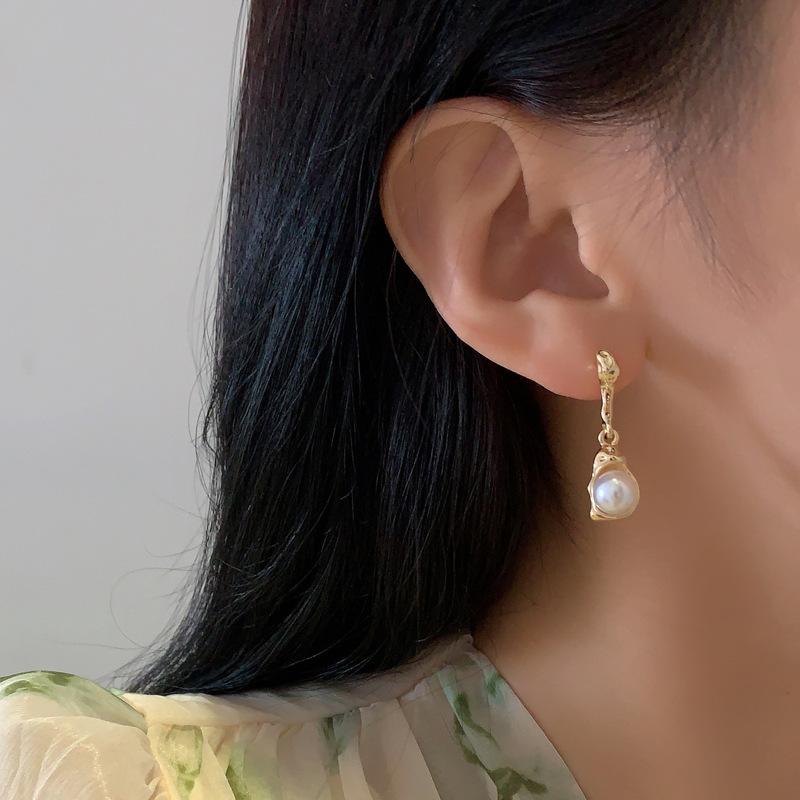 S925銀針高級感金屬時尚幾何珍珠耳環