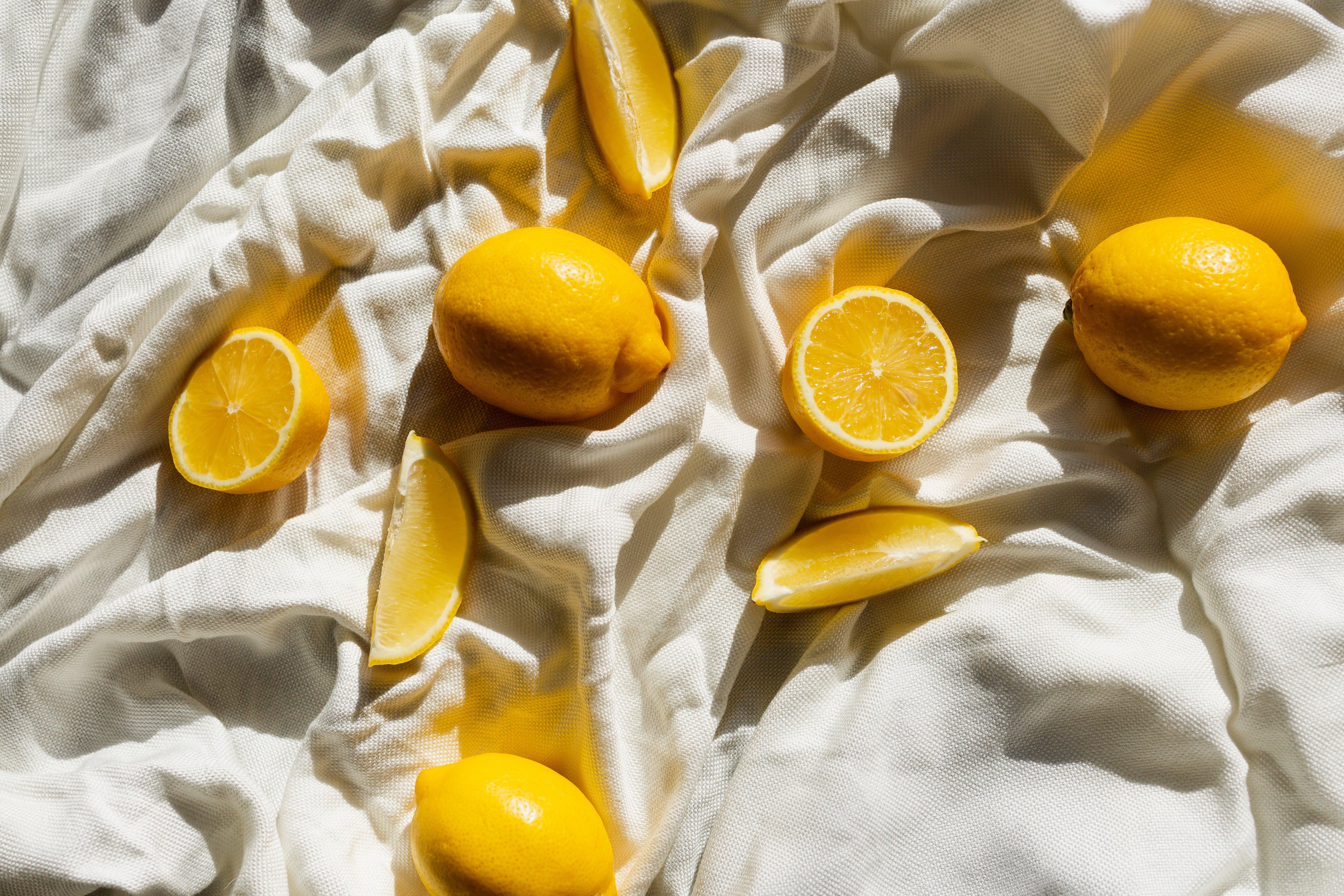 鮮黃色的檸檬散落在褶皺的白色帆布上，鮮黃與潔白，乾淨又有夏日感。鮮切的檸檬散溢著酸酸甜甜的清新香氣，一掃夏日的煩悶。
