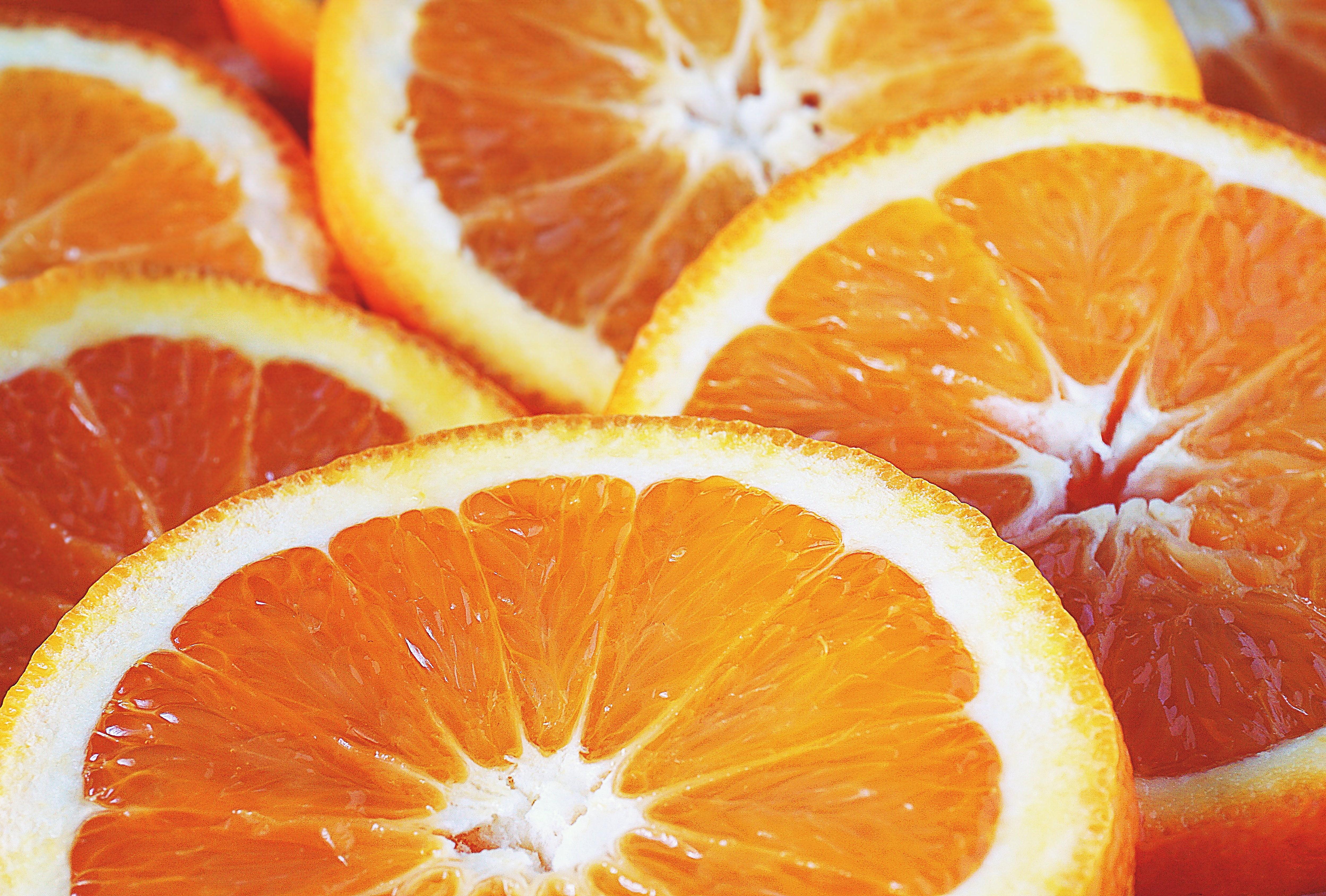 一顆顆剖辦的新鮮甜橙汁水欲滴，仿佛下一秒就會濺出鮮甜可口的果汁。空氣中充斥著甜橙鮮美、圓潤的香氣，美好的一天就此開始。