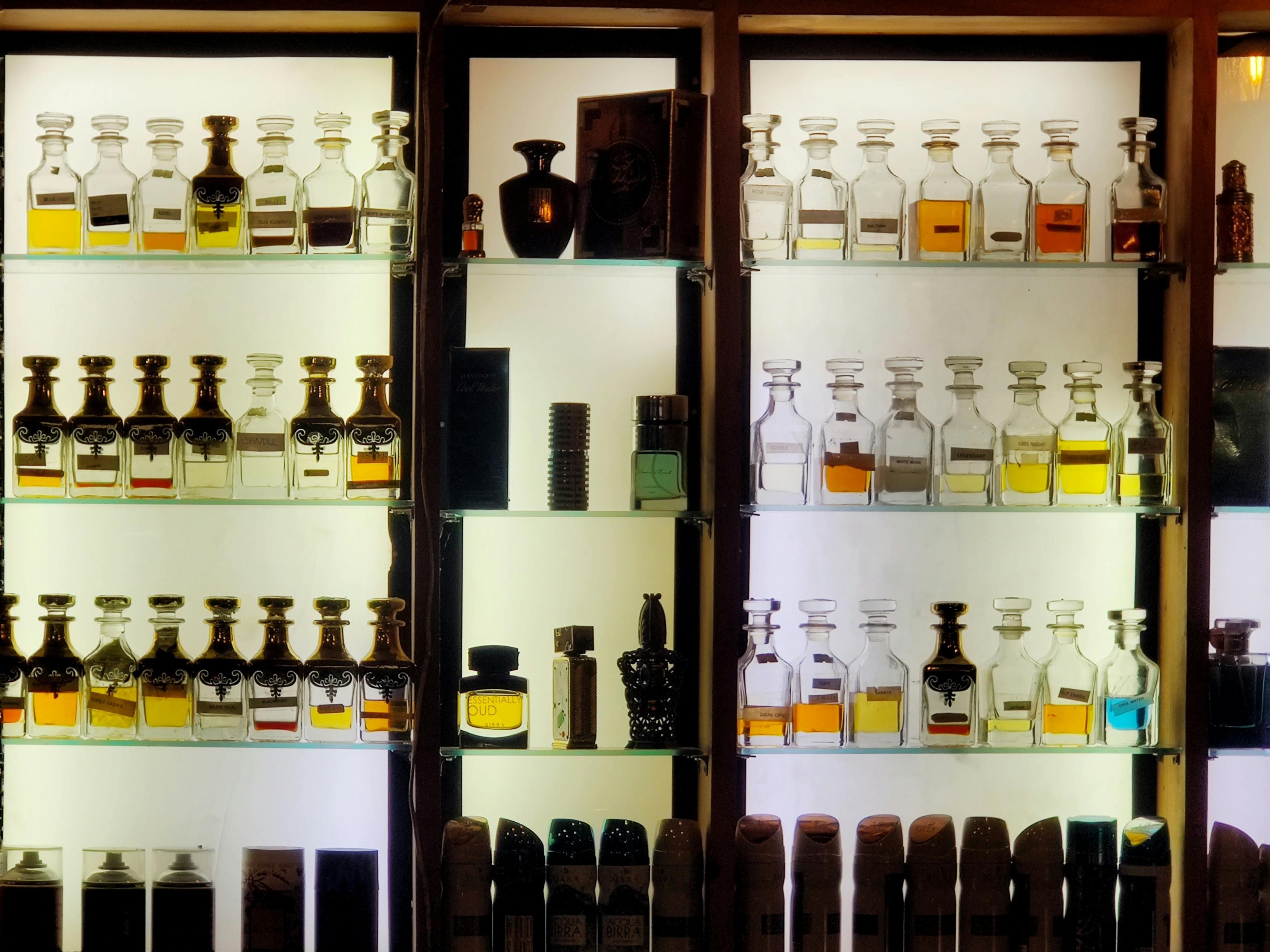 一層層的玻璃架上擺上著一瓶瓶不同的香氛產品，有著各式各樣的香氣，在這零瑯滿目的產品中，品牌該如何選擇新品的開發方向？