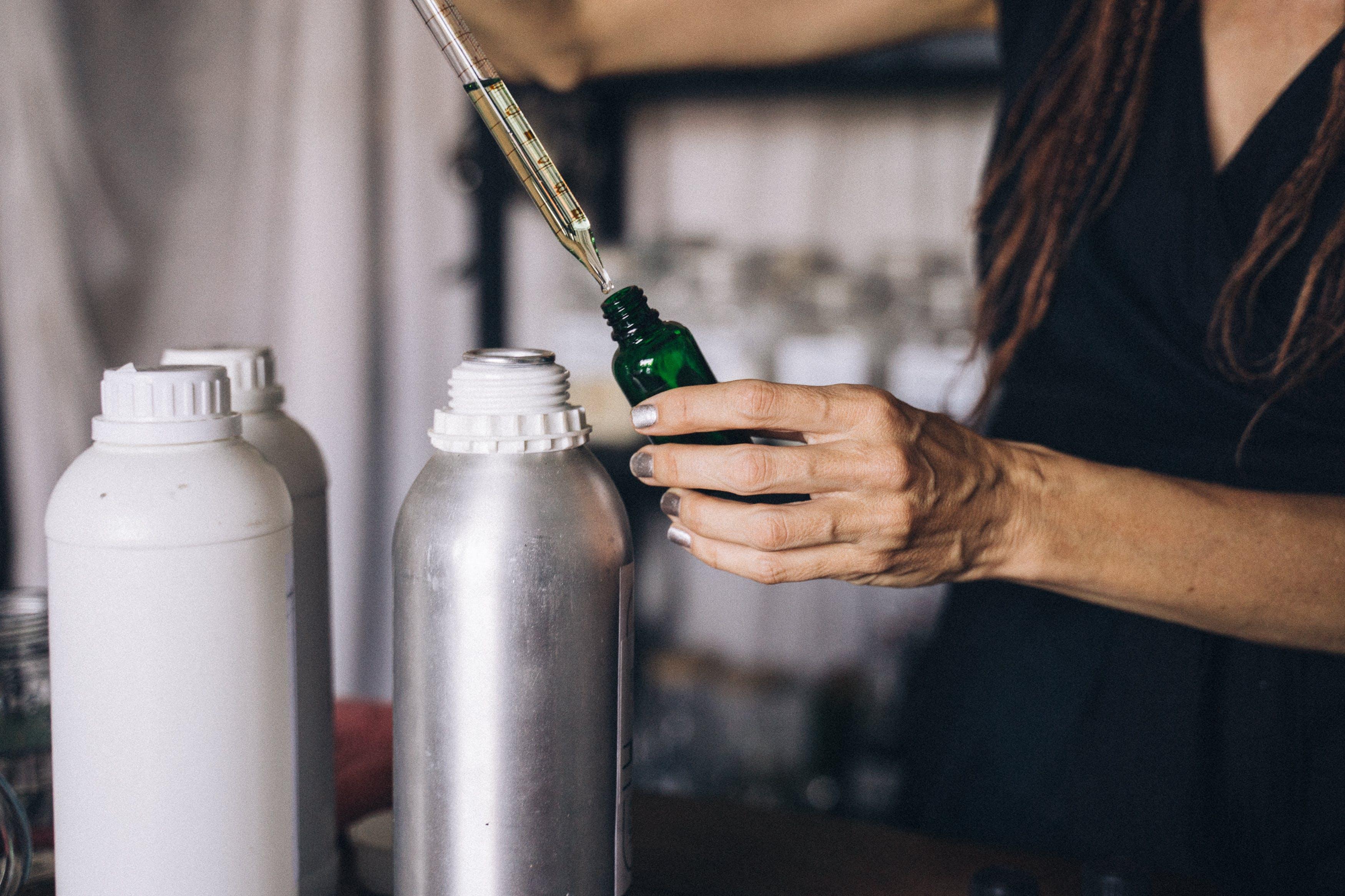 從一公升的鋁瓶中用吸管精心分裝出來的是精油還是原精呢？這就要回朔到生產方式來判斷了！看它是用蒸餾、冷壓還是溶劑、CO2超臨界萃取。