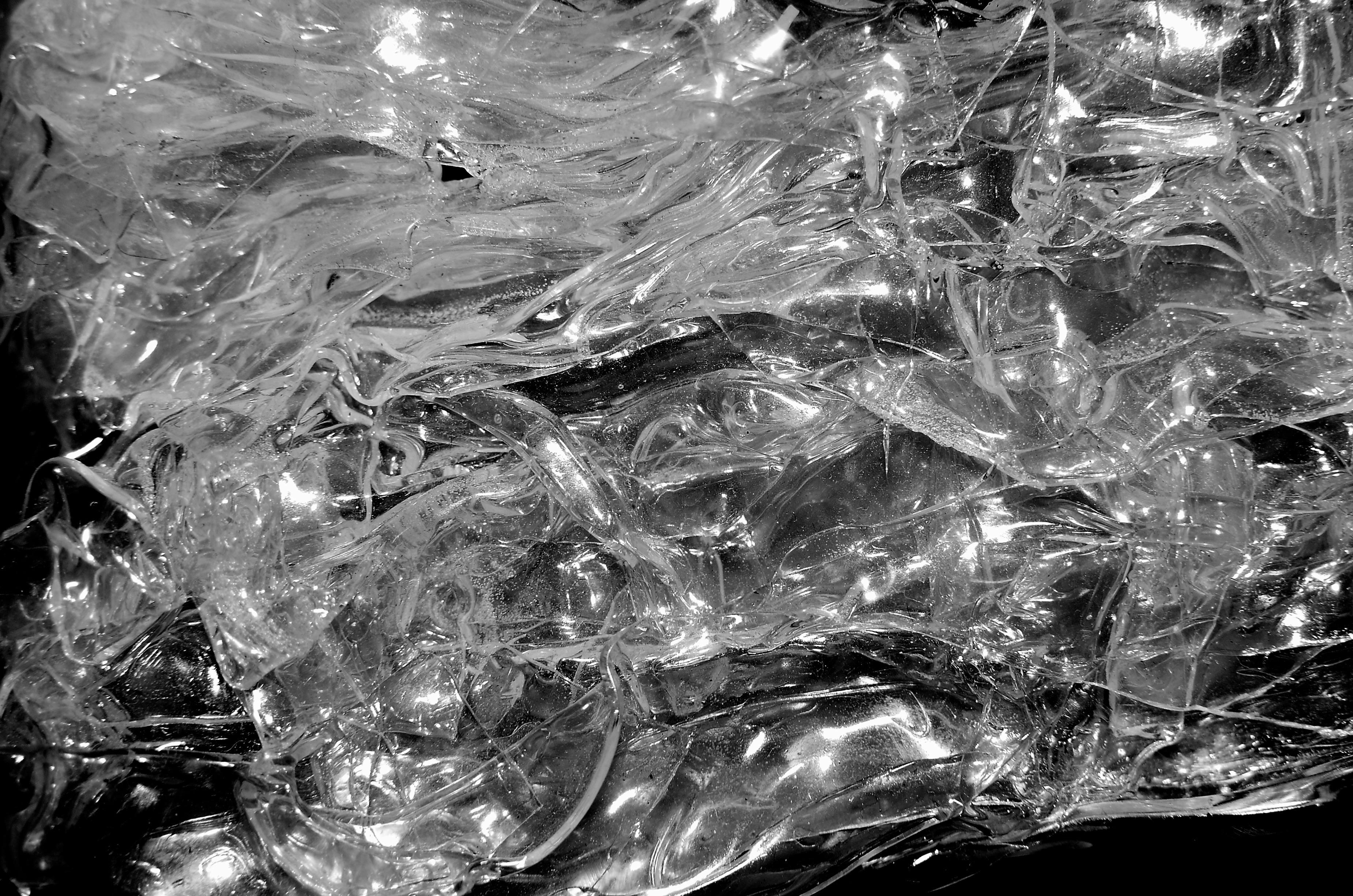 透明塑膠片堆疊在鏡面之上，就像香水中看不見的塑化劑一樣，但是香水中添加的塑化劑-鄰苯二甲酸二乙酯(DEP)尚沒有研究指出對人體有害。