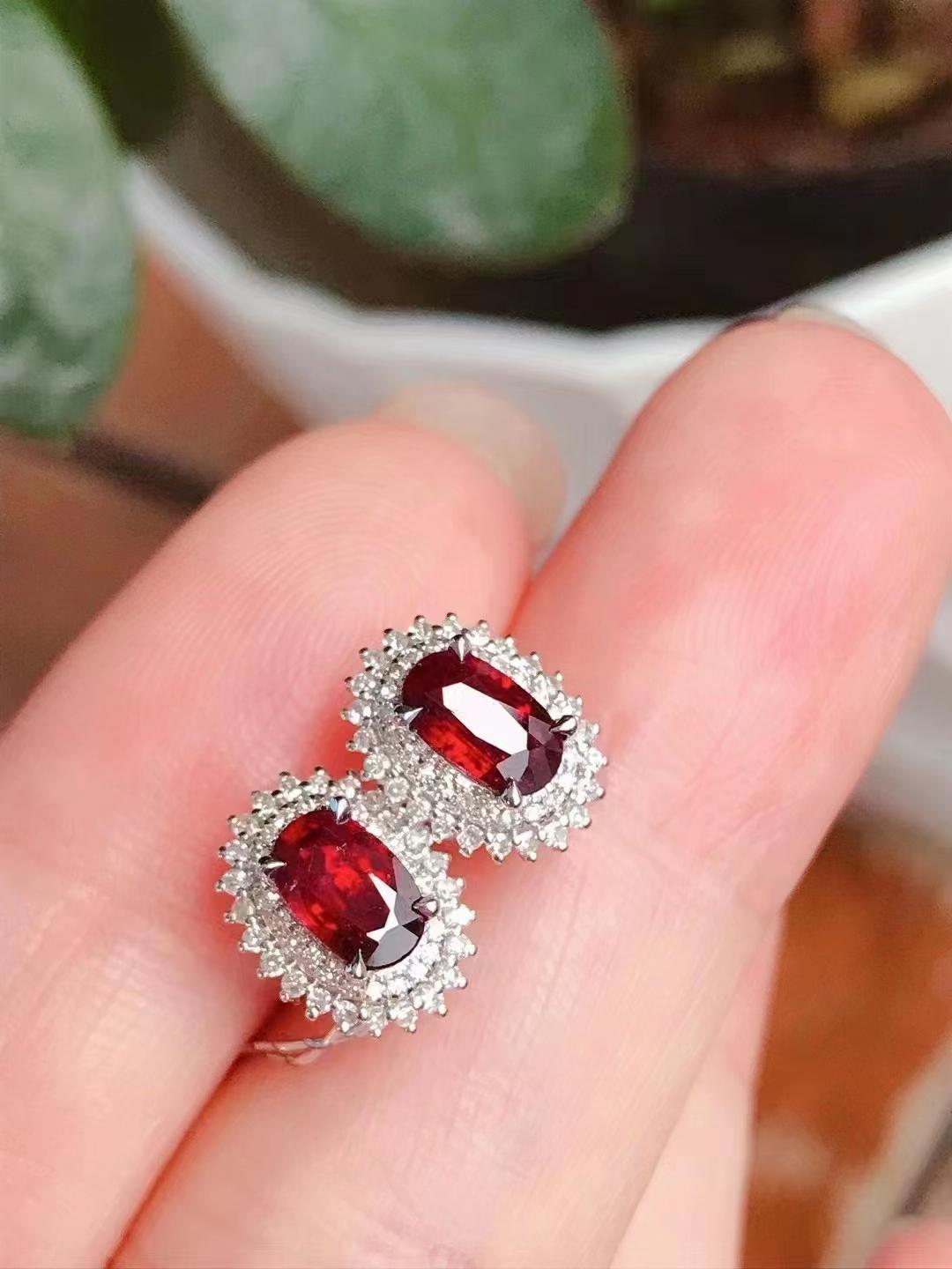 『台北奧斯珠寶』自然光紅寶石耳環