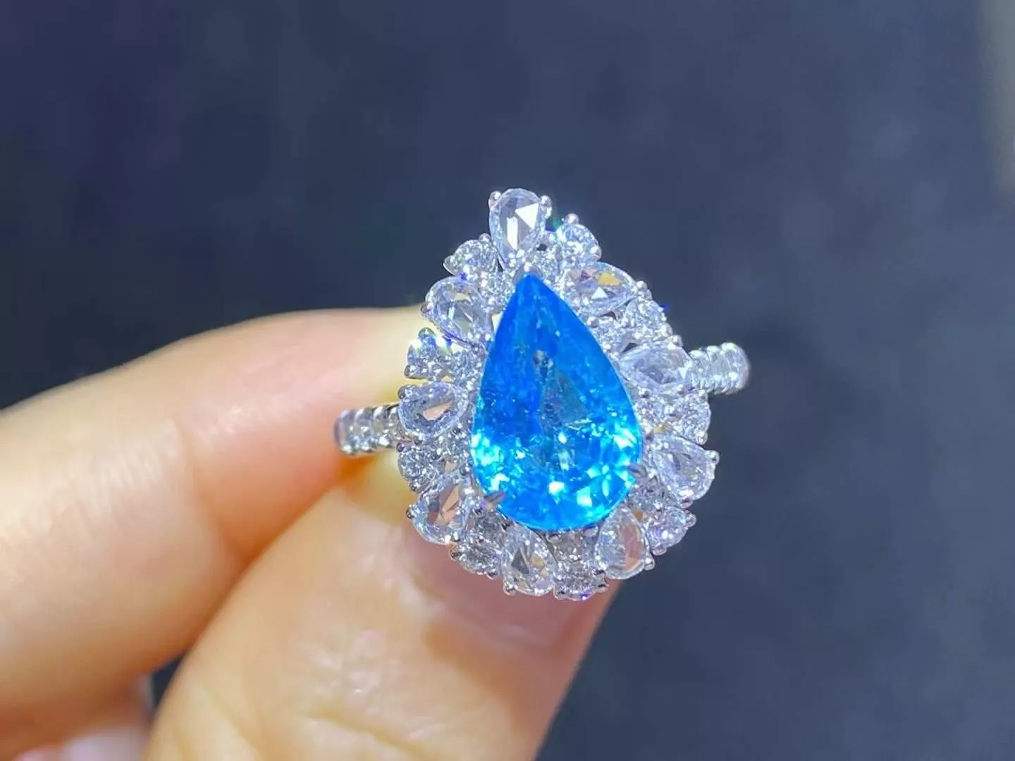帕拉伊巴戒指2.52克拉🆕顏色漂亮霓虹藍，18k白金配鑽石豪華鑲嵌💎