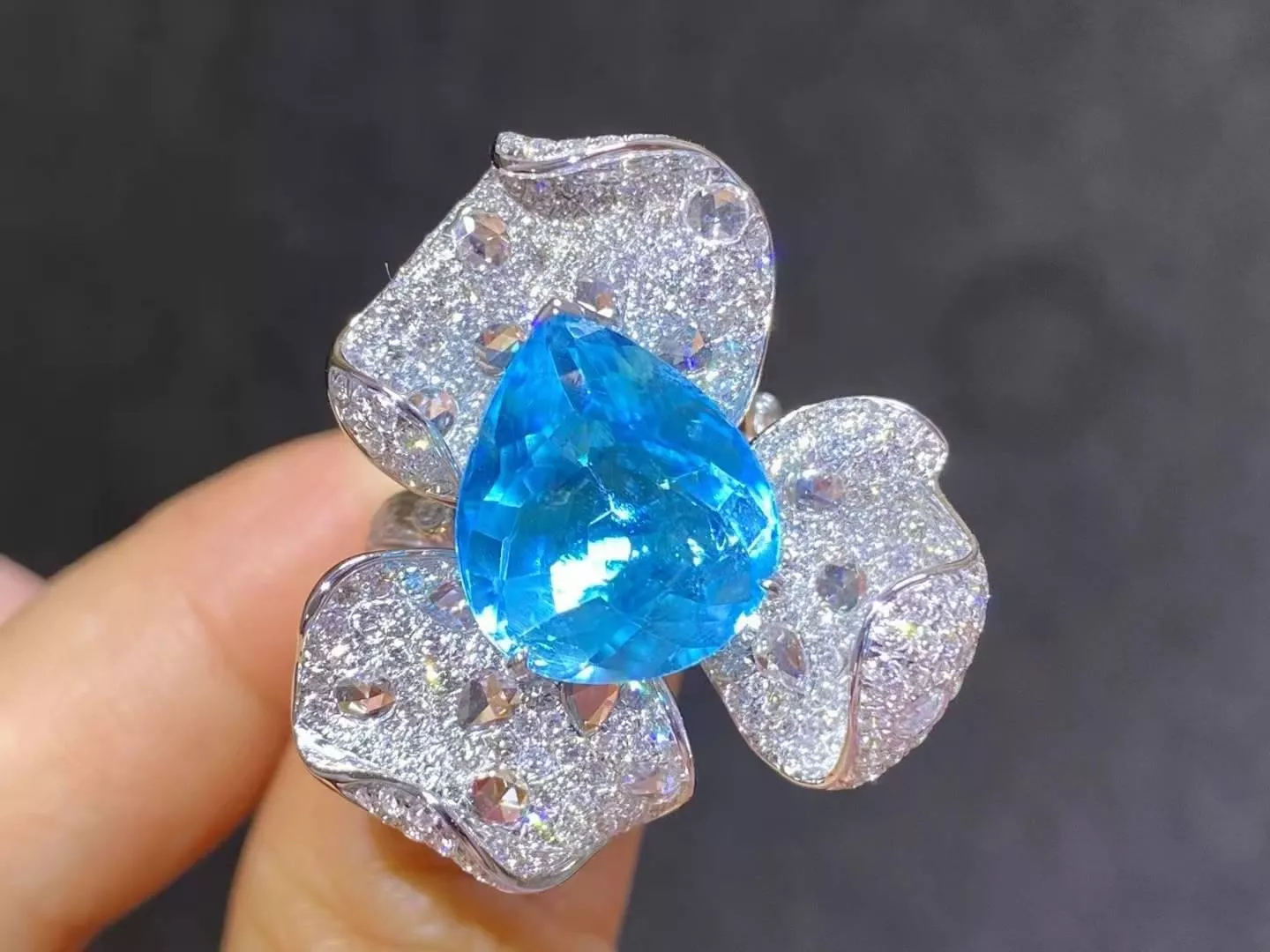 帕拉伊巴戒指7.69克拉🆕顏色漂亮霓虹藍，18k金配鑲鑽石💎鑽石2.67克拉