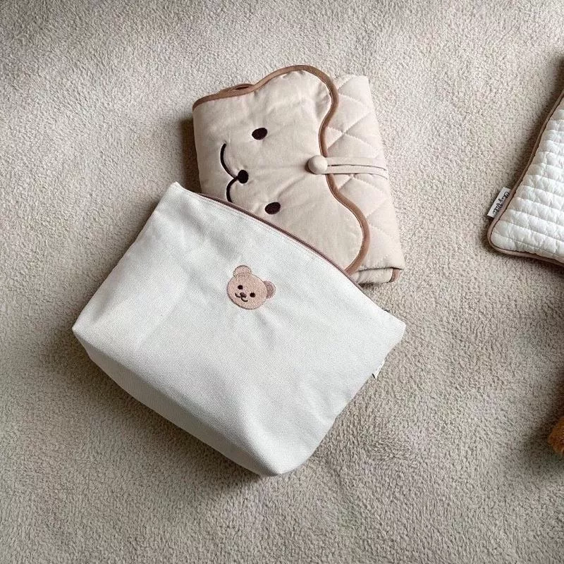 | 韓國代購 | chezbebe 小熊多功能防水折疊尿布包（墊）/ 小熊刺繡母嬰收納包 化妝包