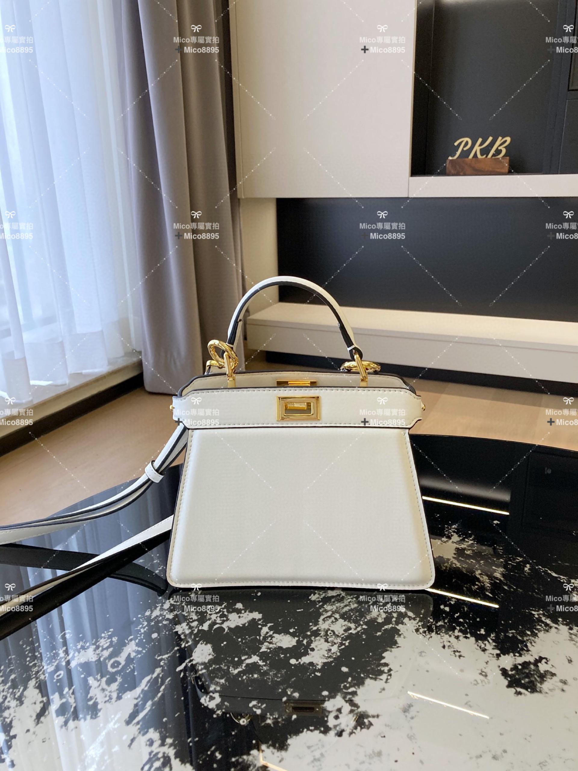 Fendi 奶白色 𝐩𝐞𝐞𝐤𝐚𝐛𝐨𝐨 𝐢𝐬𝐞𝐞𝐮小貓包 納帕羊皮 20cm