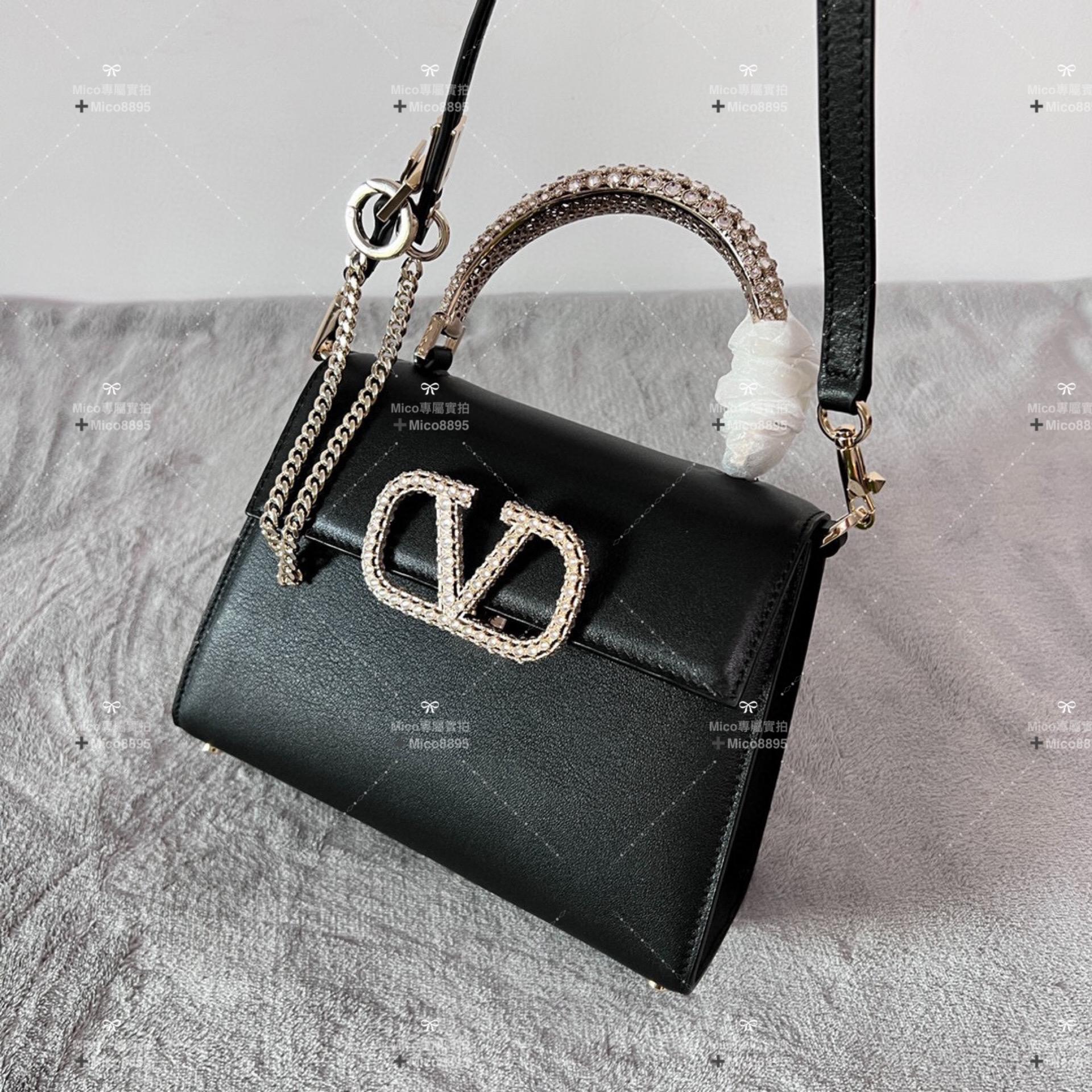 Valentino 經典黑 VSLING小號 水晶裝飾小牛皮手袋， 可斜挎，提手設計便於手提 22cm