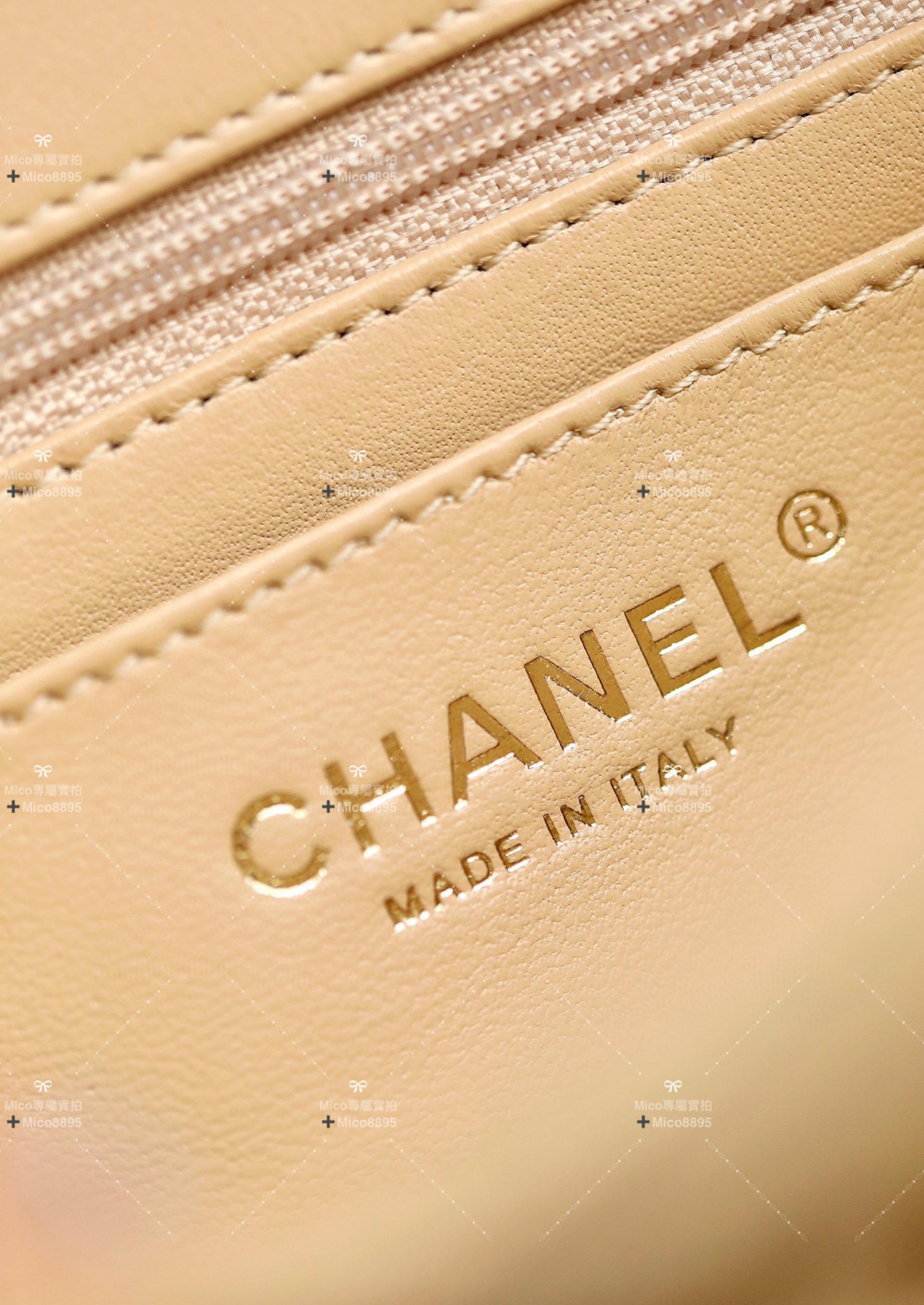 Chanel 金球系列 奶茶色小羊皮口蓋包 進化Classic Flap革新演繹  𝐦𝐢𝐧𝐢 𝐜𝐟方胖子外觀 18cm