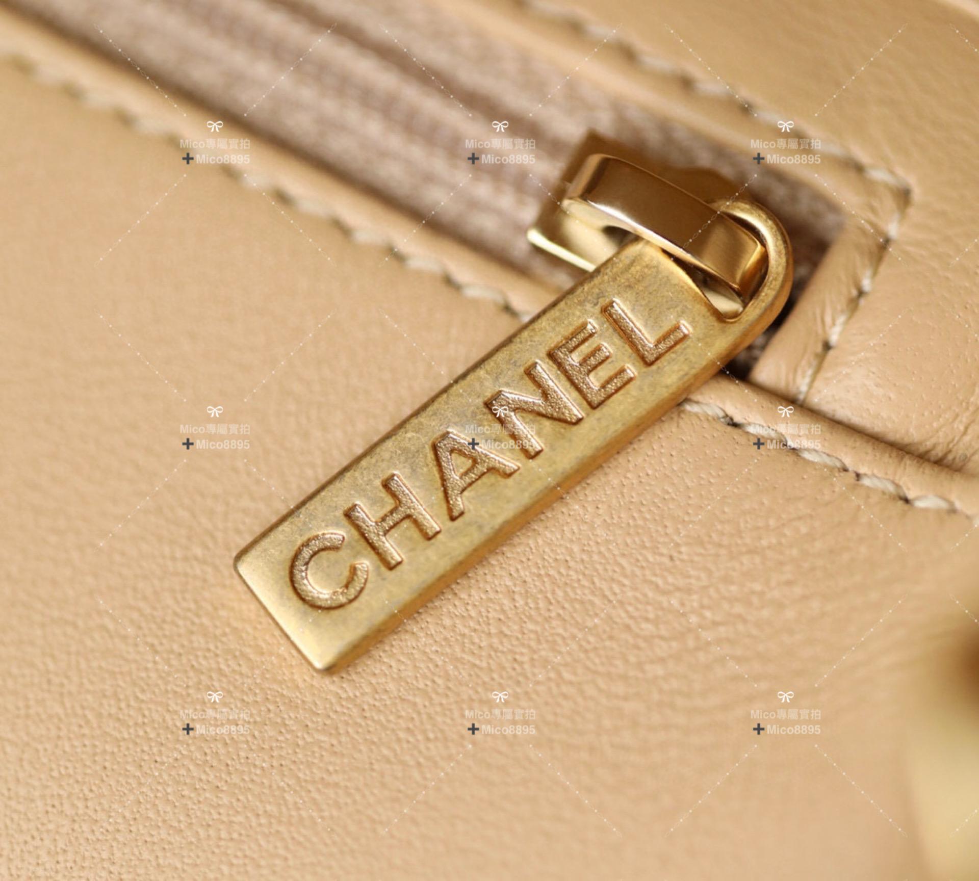 Chanel 金球系列 奶茶色小羊皮口蓋包 進化Classic Flap革新演繹  𝐦𝐢𝐧𝐢 𝐜𝐟方胖子外觀 18cm