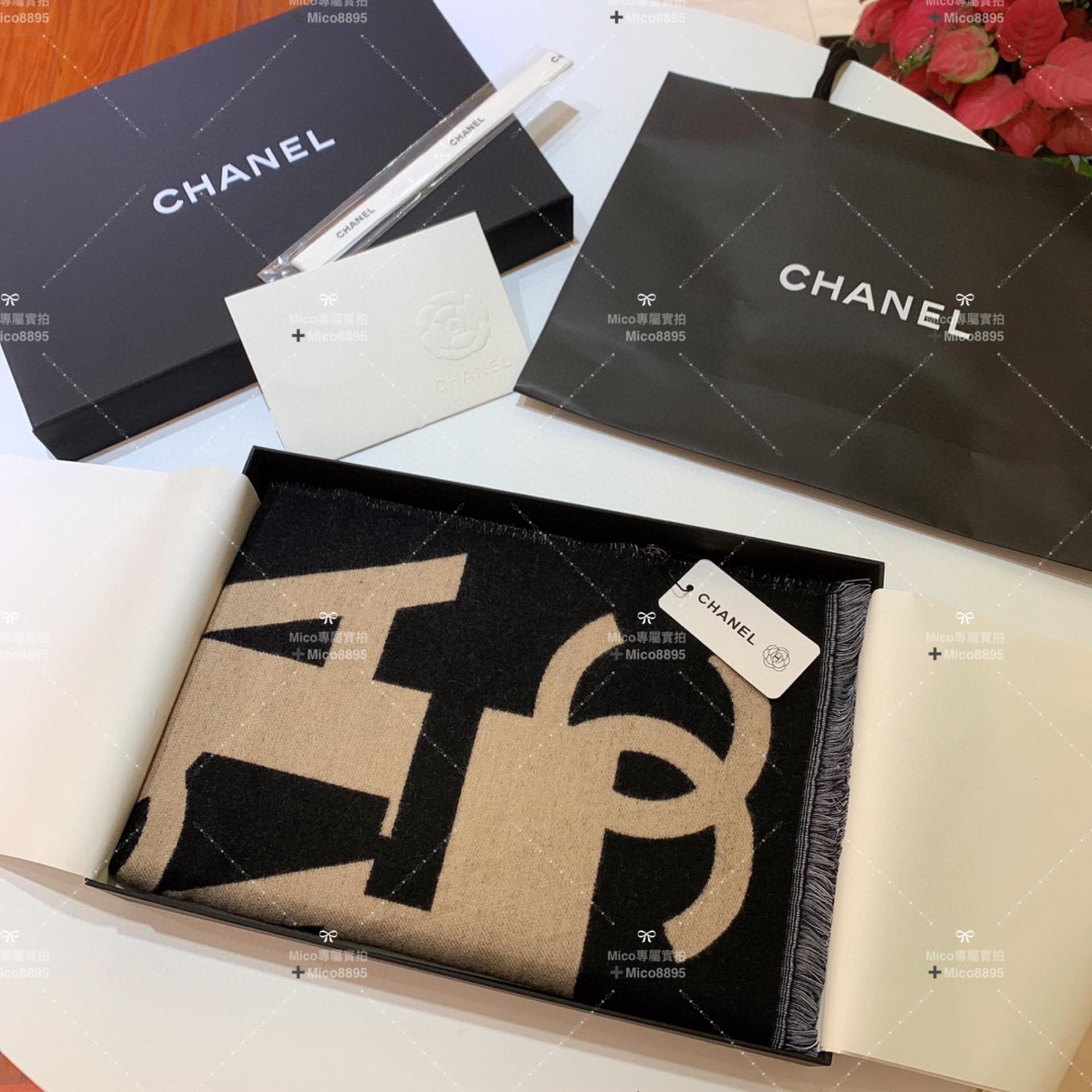 CHANEL 𝟮𝟮𝐁 冬季圍巾 小香印象字體圍巾 米x黑 𝐒𝐢𝐳𝐞:204𝐱43cm