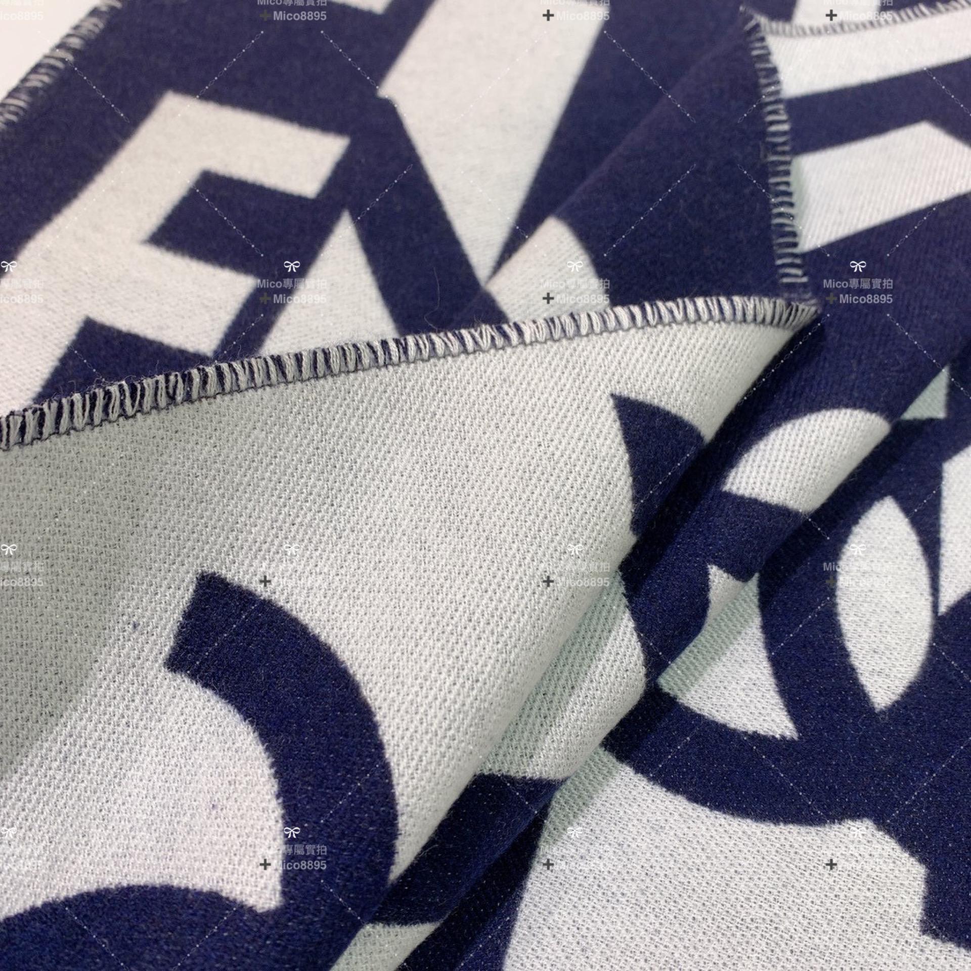 CHANEL 𝟮𝟮𝐁 冬季圍巾 小香印象字體圍巾 藍x米白 𝐒𝐢𝐳𝐞:204𝐱43cm