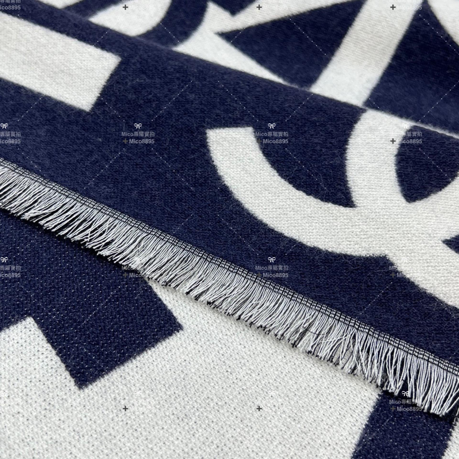 CHANEL 𝟮𝟮𝐁 冬季圍巾 小香印象字體圍巾 藍x米白 𝐒𝐢𝐳𝐞:204𝐱43cm