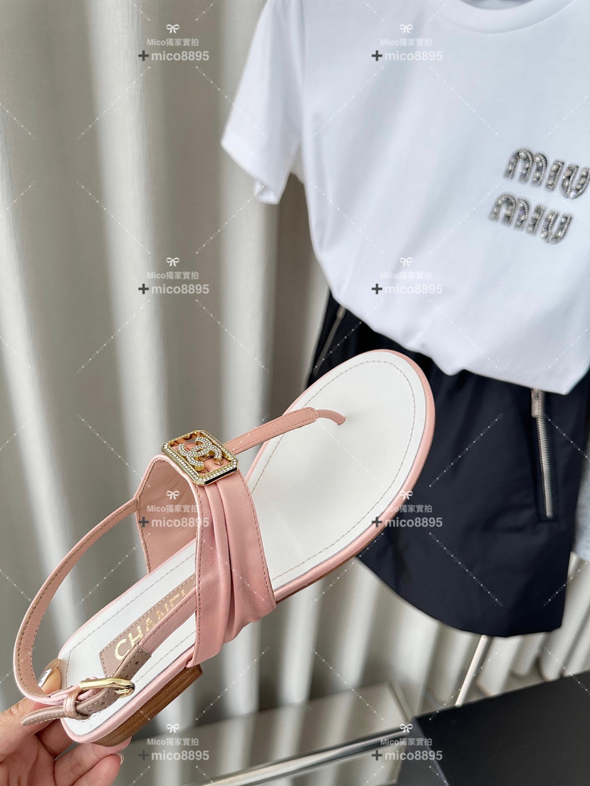CHANEL ❷❸秀款 度假系列 粉色 絲緞鑽扣夾腳涼鞋｜拖鞋 35-39