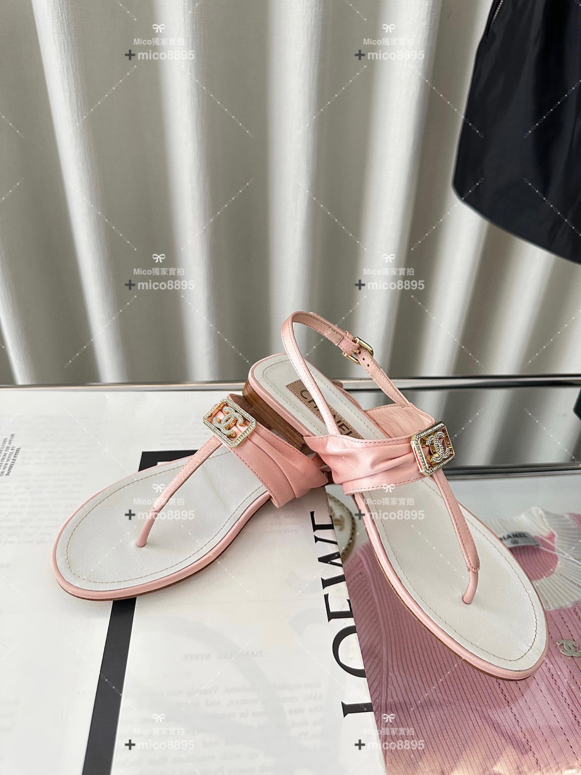 CHANEL ❷❸秀款 度假系列 粉色 絲緞鑽扣夾腳涼鞋｜拖鞋 35-39