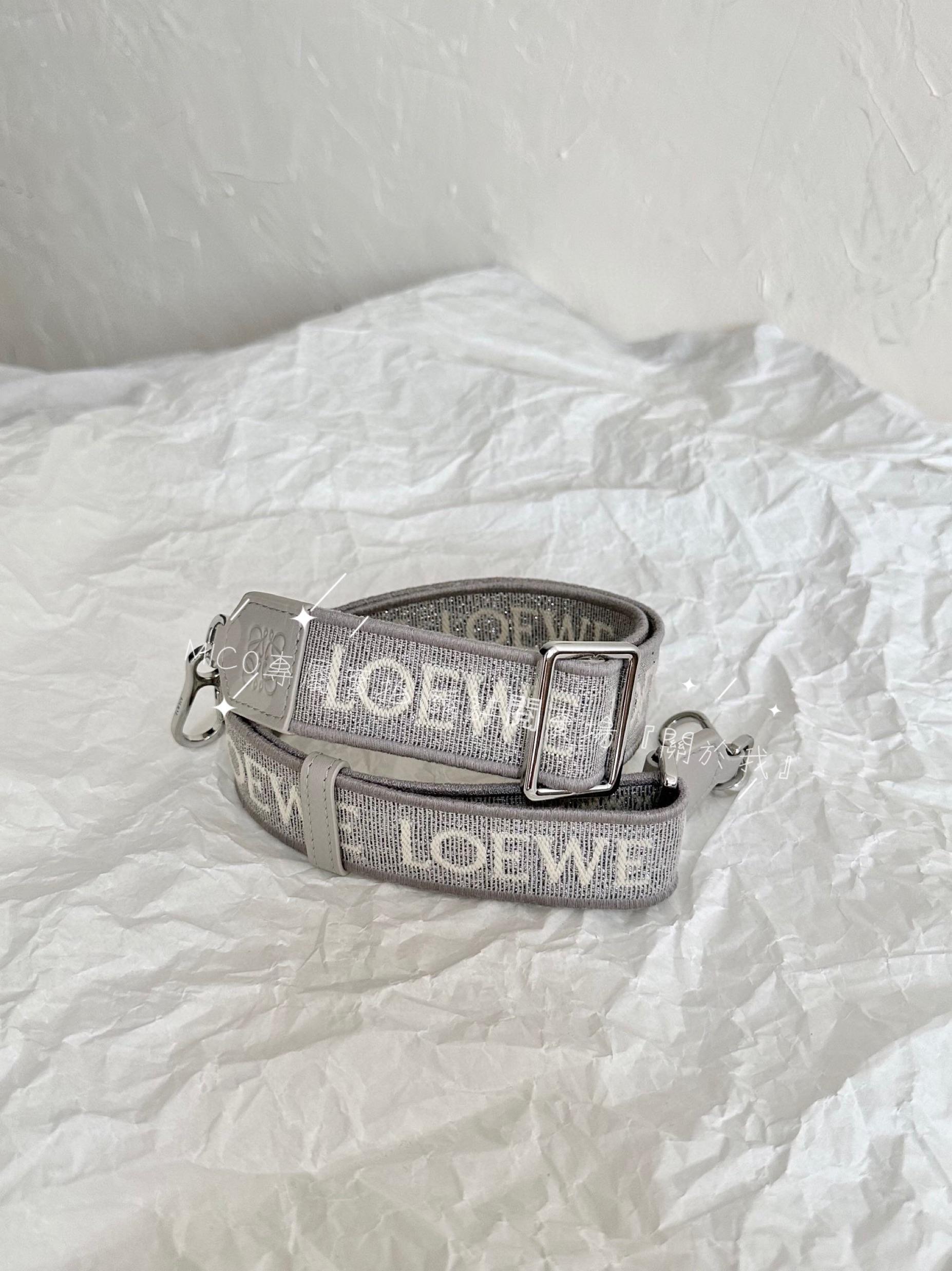 Loewe 字母刺繡寬肩帶 可愛兔子包🐰 18cm 珍珠灰