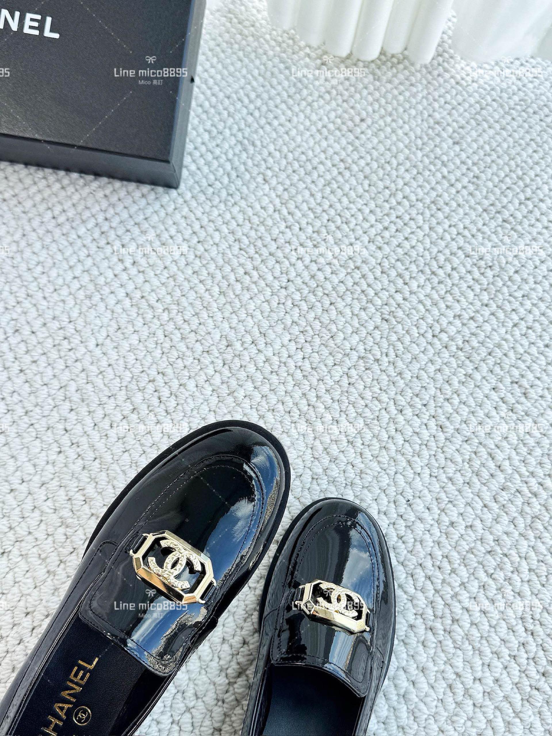 CHANEL 23k 雙C金屬字母裝飾樂福鞋 漆皮黑 35-40