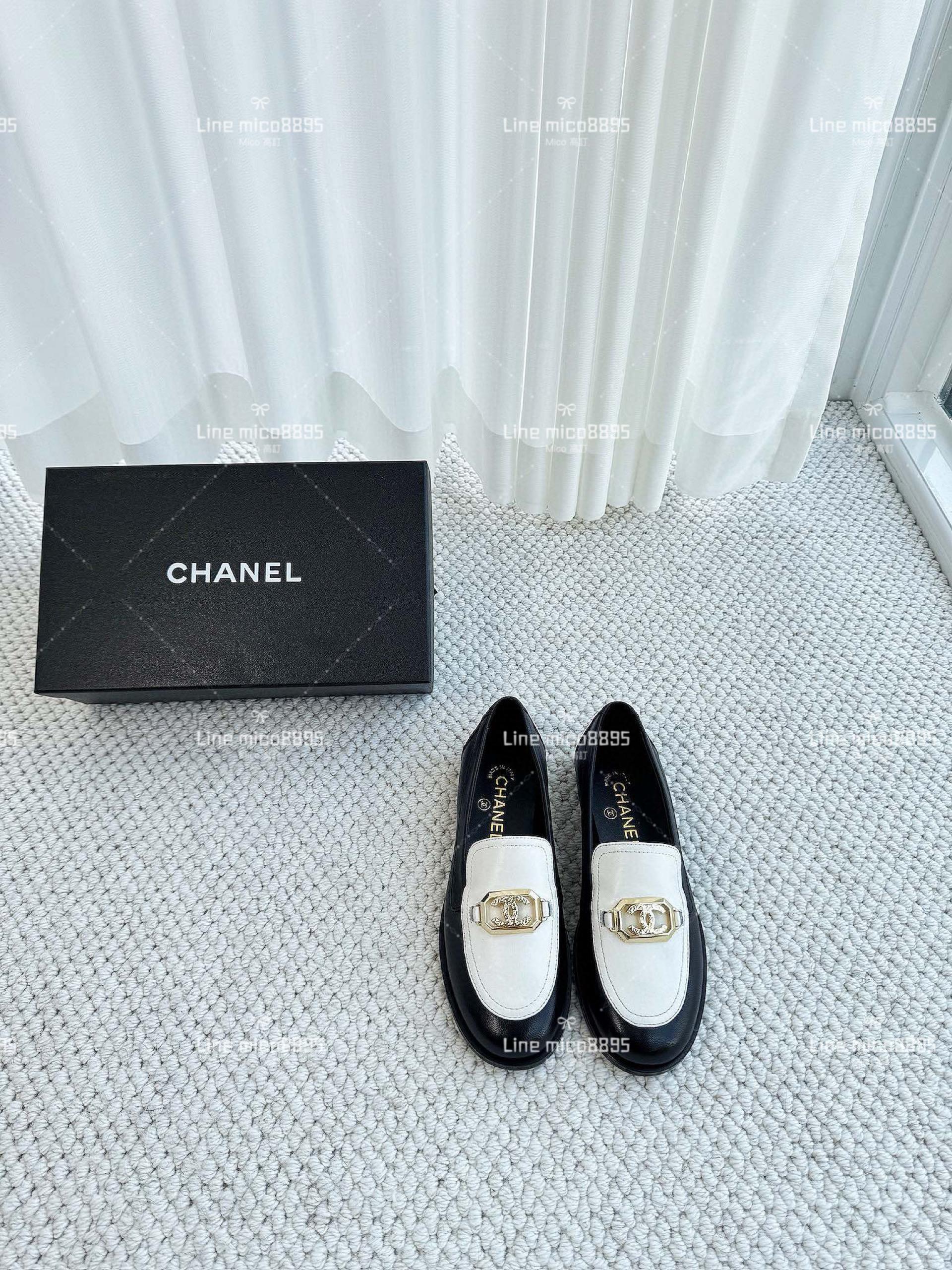 CHANEL 23k 雙C金屬字母裝飾樂福鞋 黑白拼色 牛皮 35-40