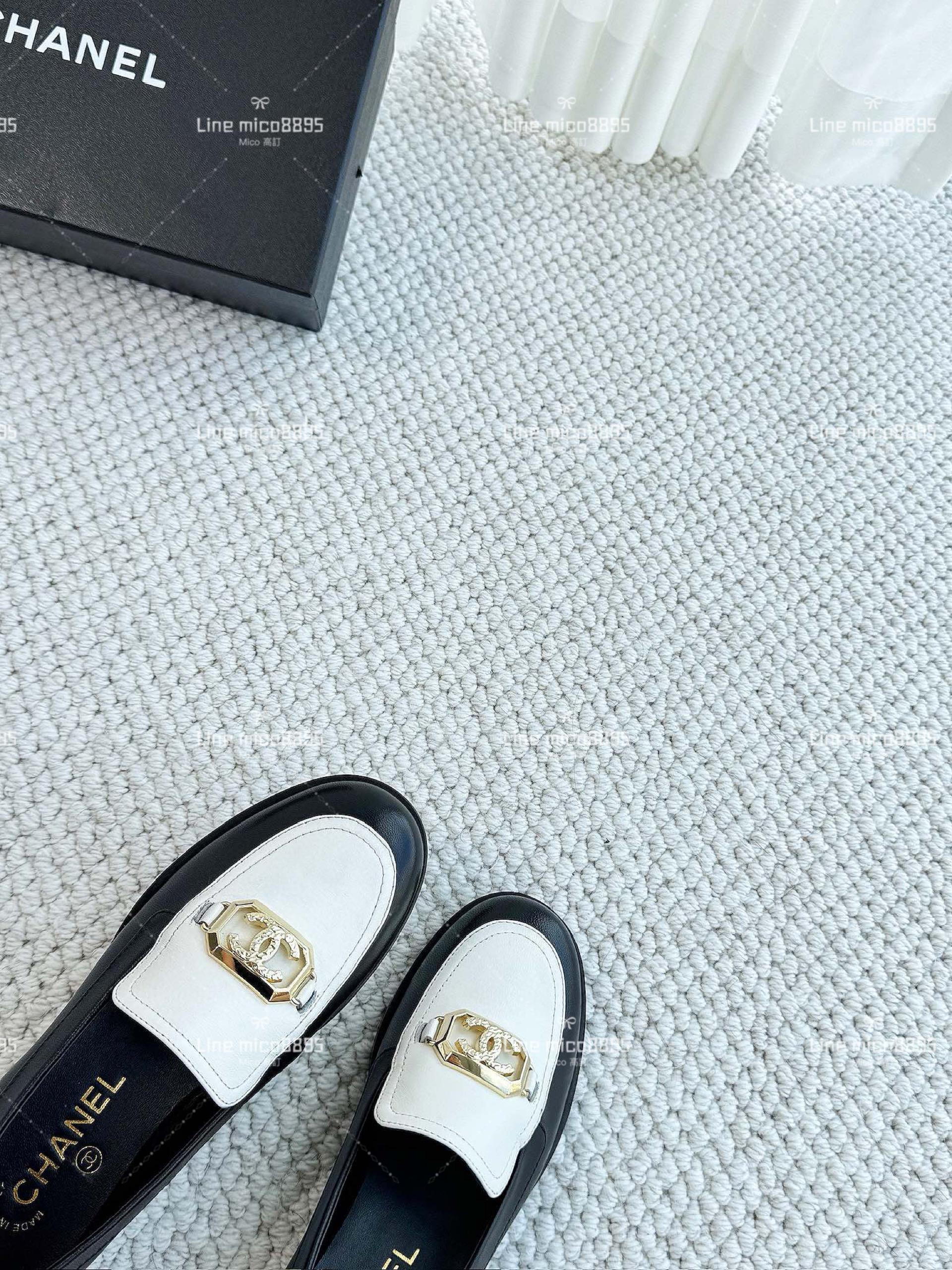 CHANEL 23k 雙C金屬字母裝飾樂福鞋 黑白拼色 牛皮 35-40