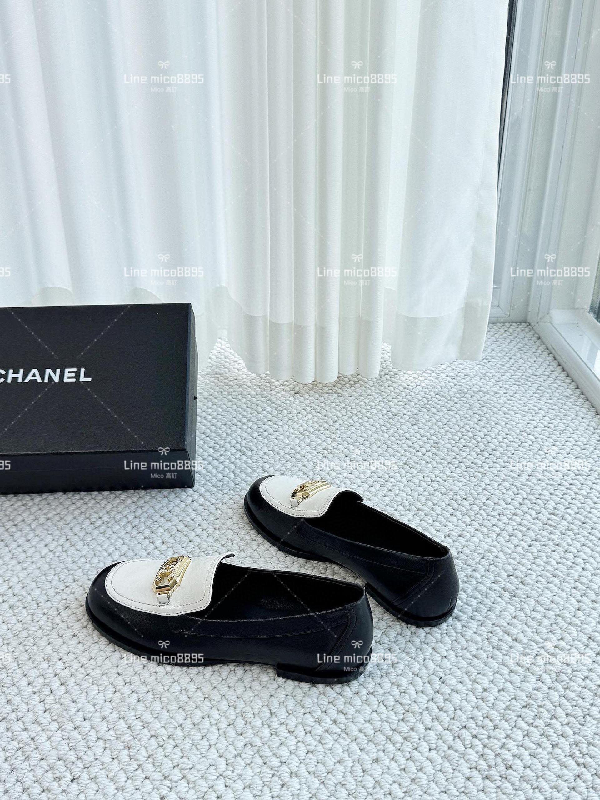 CHANEL 23k 雙C金屬字母裝飾樂福鞋 黑白拼色 牛皮 35-40
