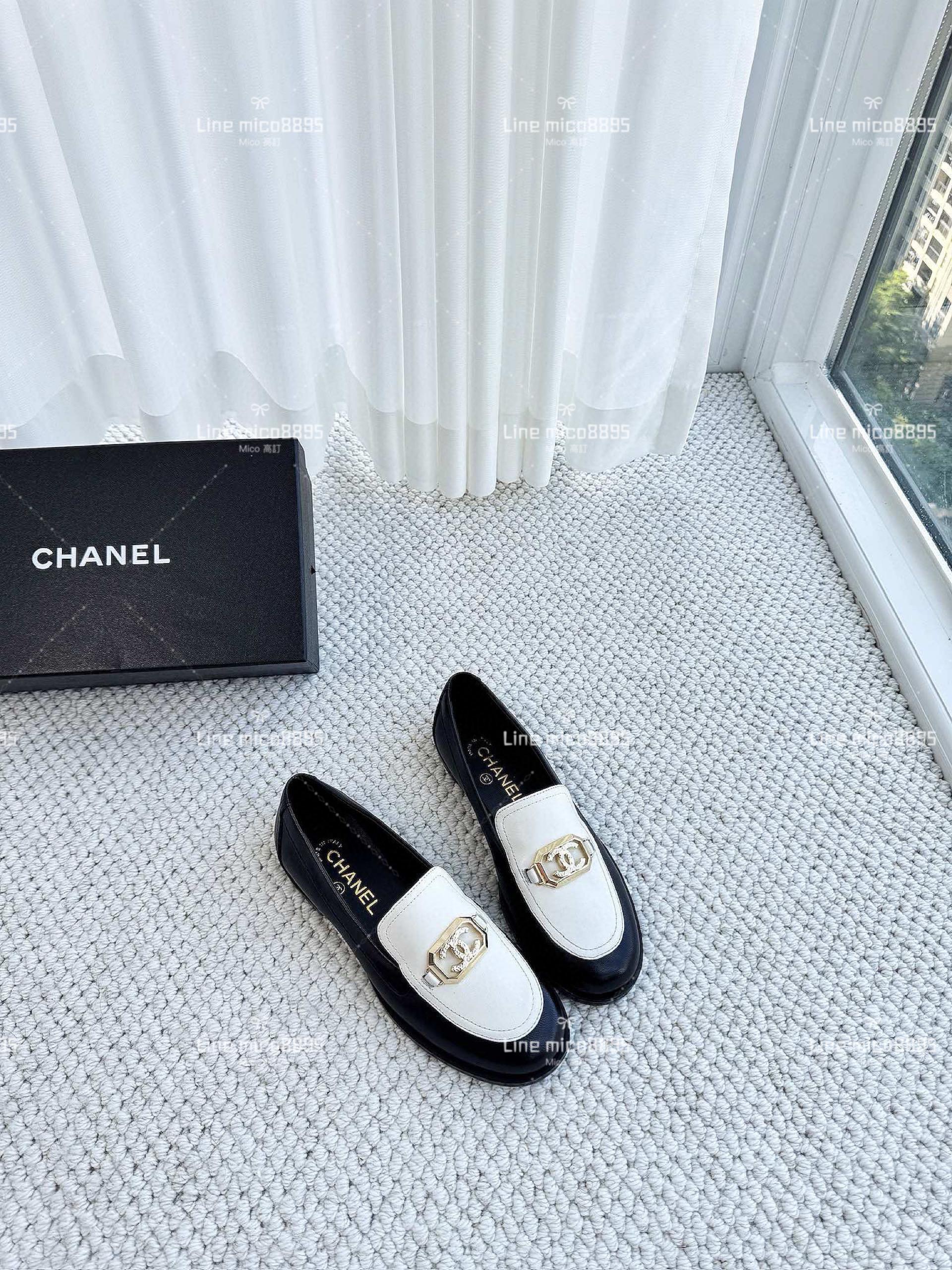 CHANEL 23k 雙C金屬字母裝飾樂福鞋 黑白拼色 牛皮 35-40