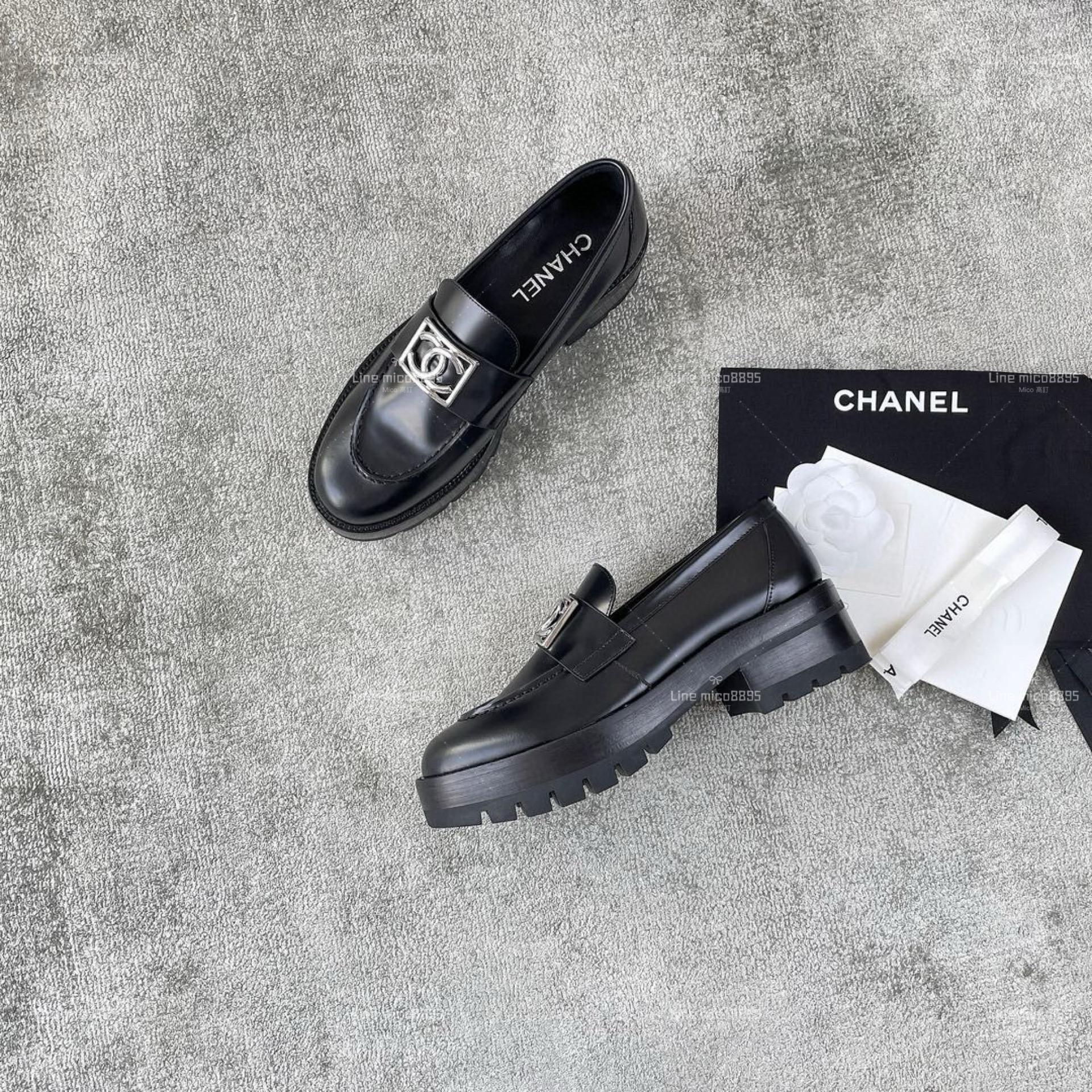 Chanel 23B 金屬銀釦雙C厚底樂福鞋 35-40