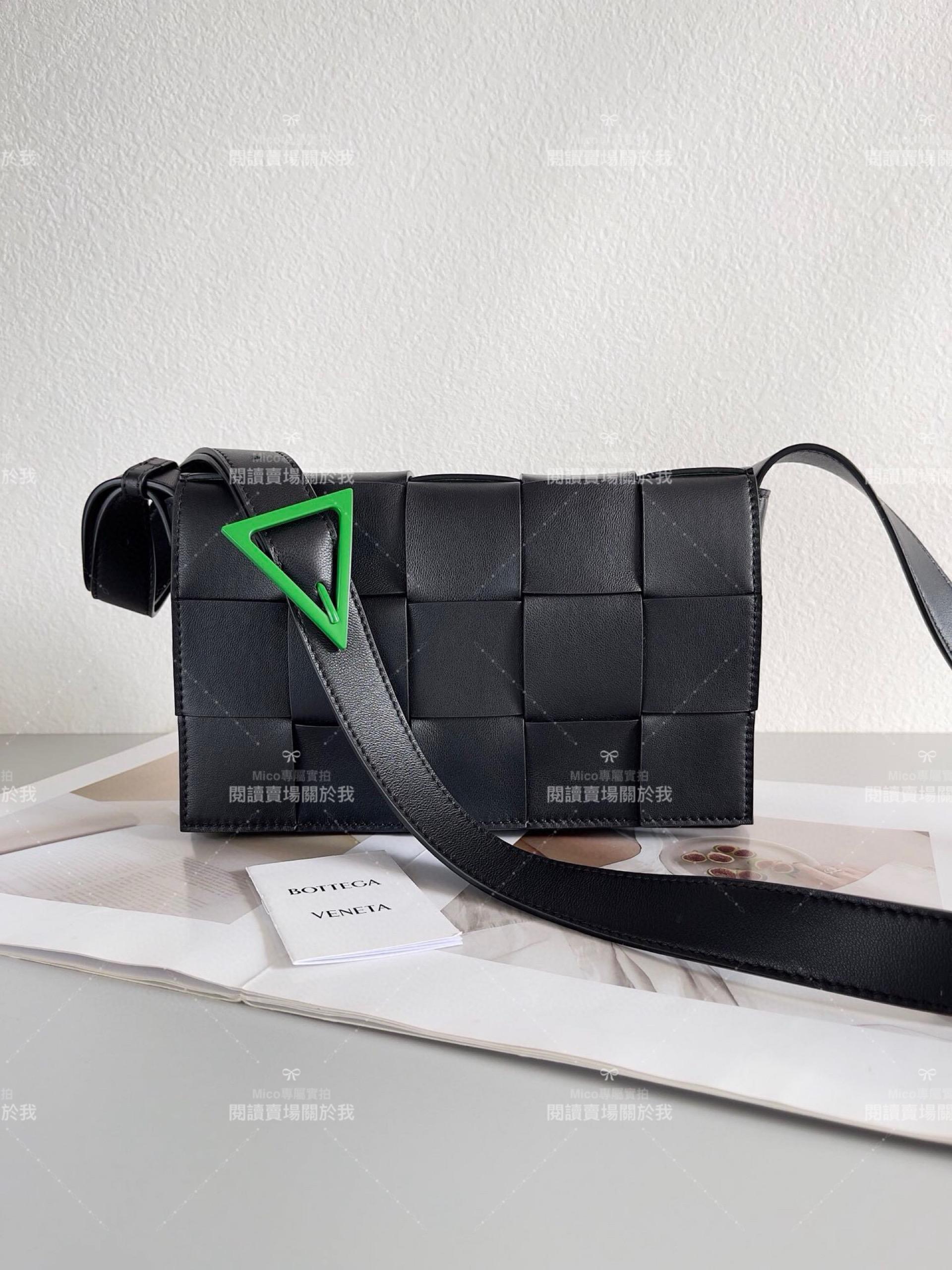 Bottega Veneta 黑色拼綠 銀釦 Cassette BV 斜挎包 簡約/通勤 低調款 23cm