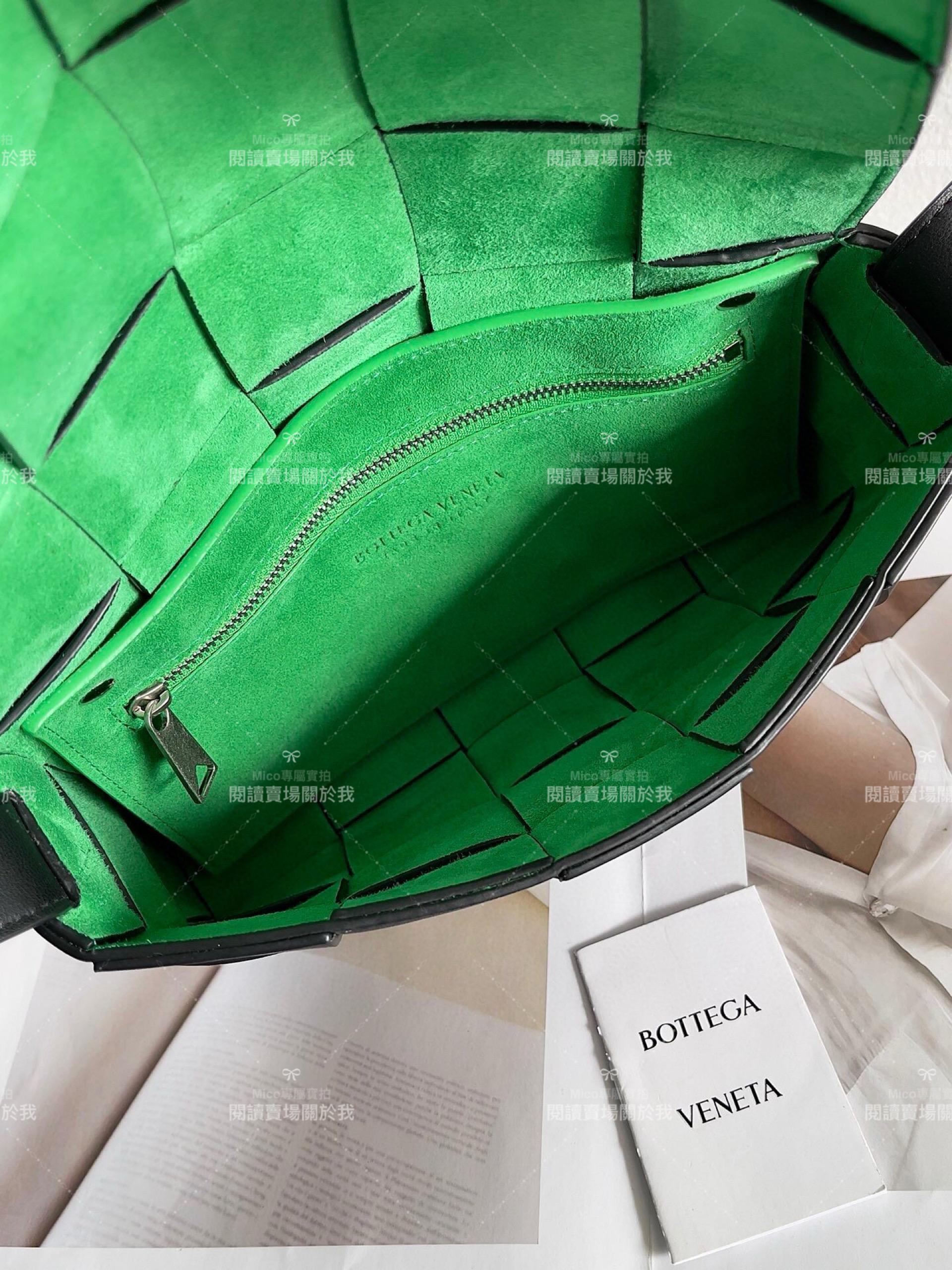 Bottega Veneta 黑色拼綠 銀釦 Cassette BV 斜挎包 簡約/通勤 低調款 23cm