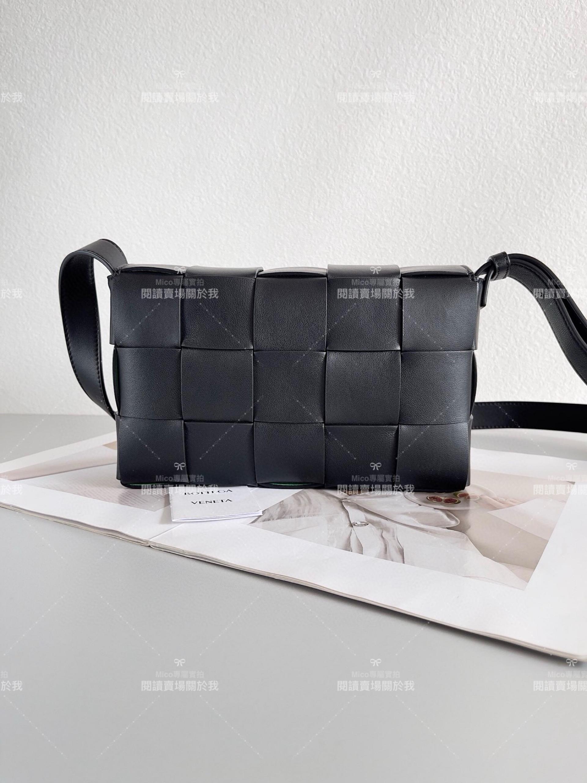 Bottega Veneta 黑色拼綠 銀釦 Cassette BV 斜挎包 簡約/通勤 低調款 23cm