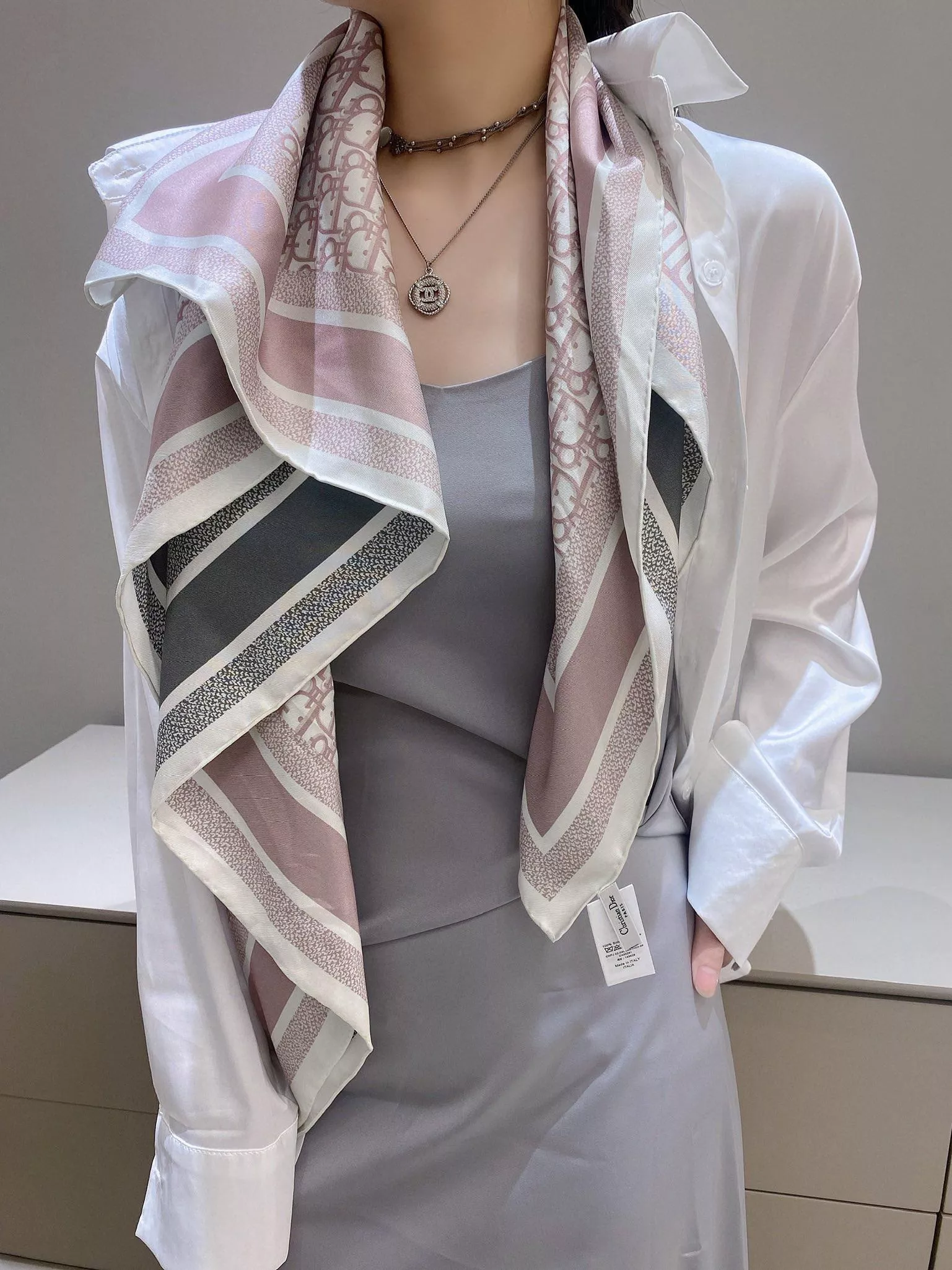 Dior 經典《書簽 雙面方巾》 粉色+淺灰色 size：90x90cm 100%桑蠶絲