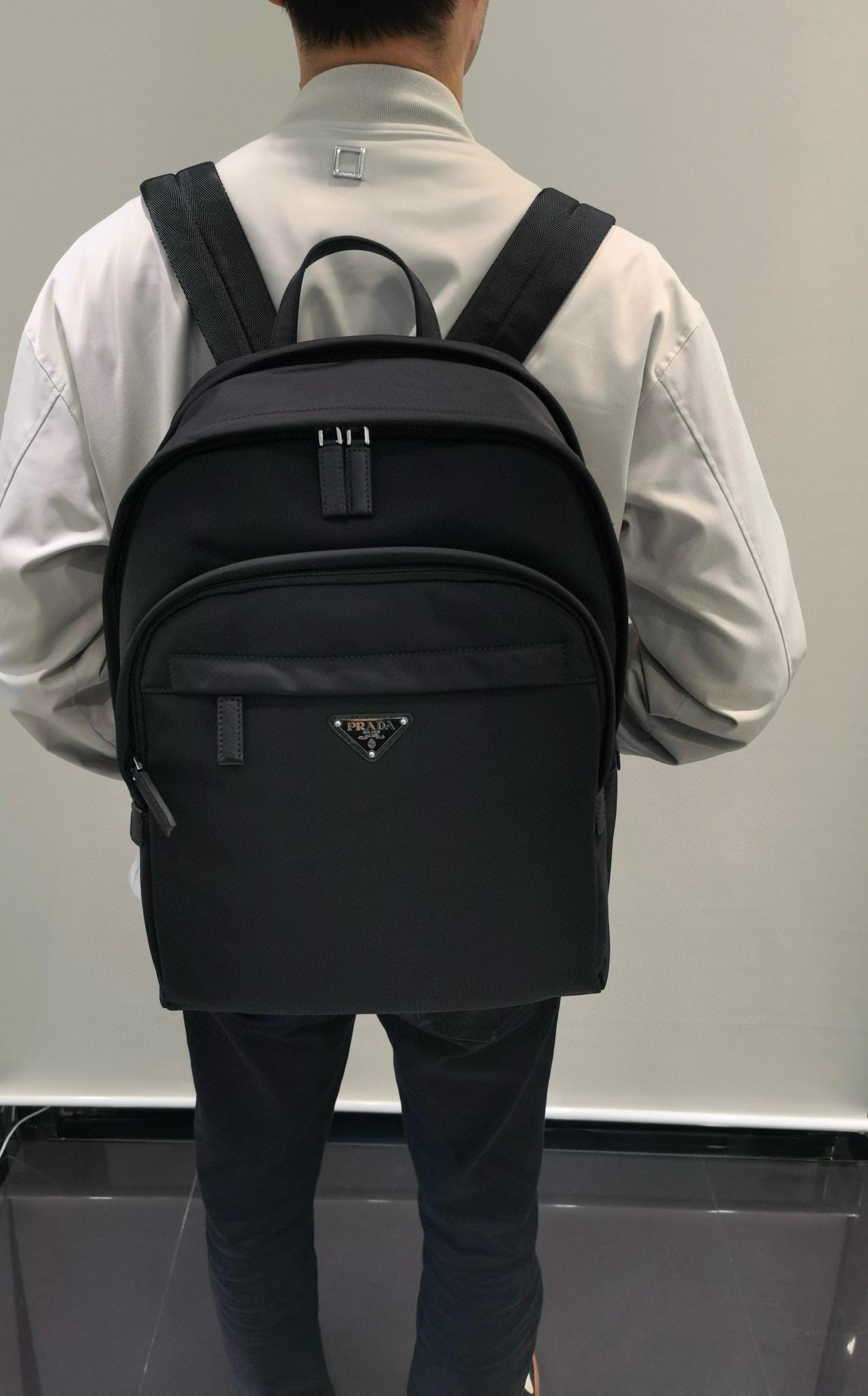 Prada 新款 黑色 尼龍雙肩背包/旅行包 輕巧方便 31cm