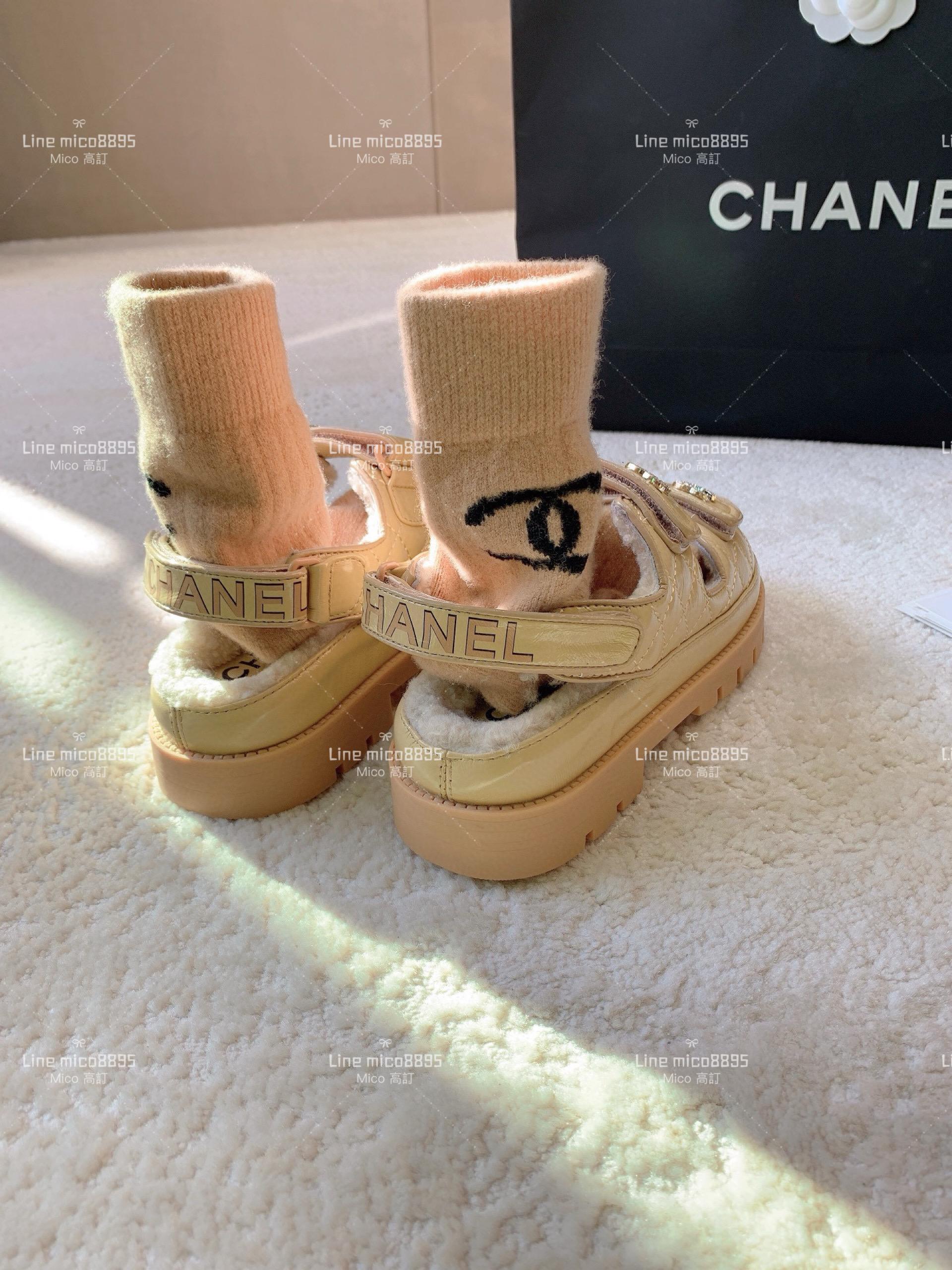 CHANEL 24ss 冬款 杏色油蠟皮 雙C水鑽魔術貼沙灘羊毛涼鞋 35-39