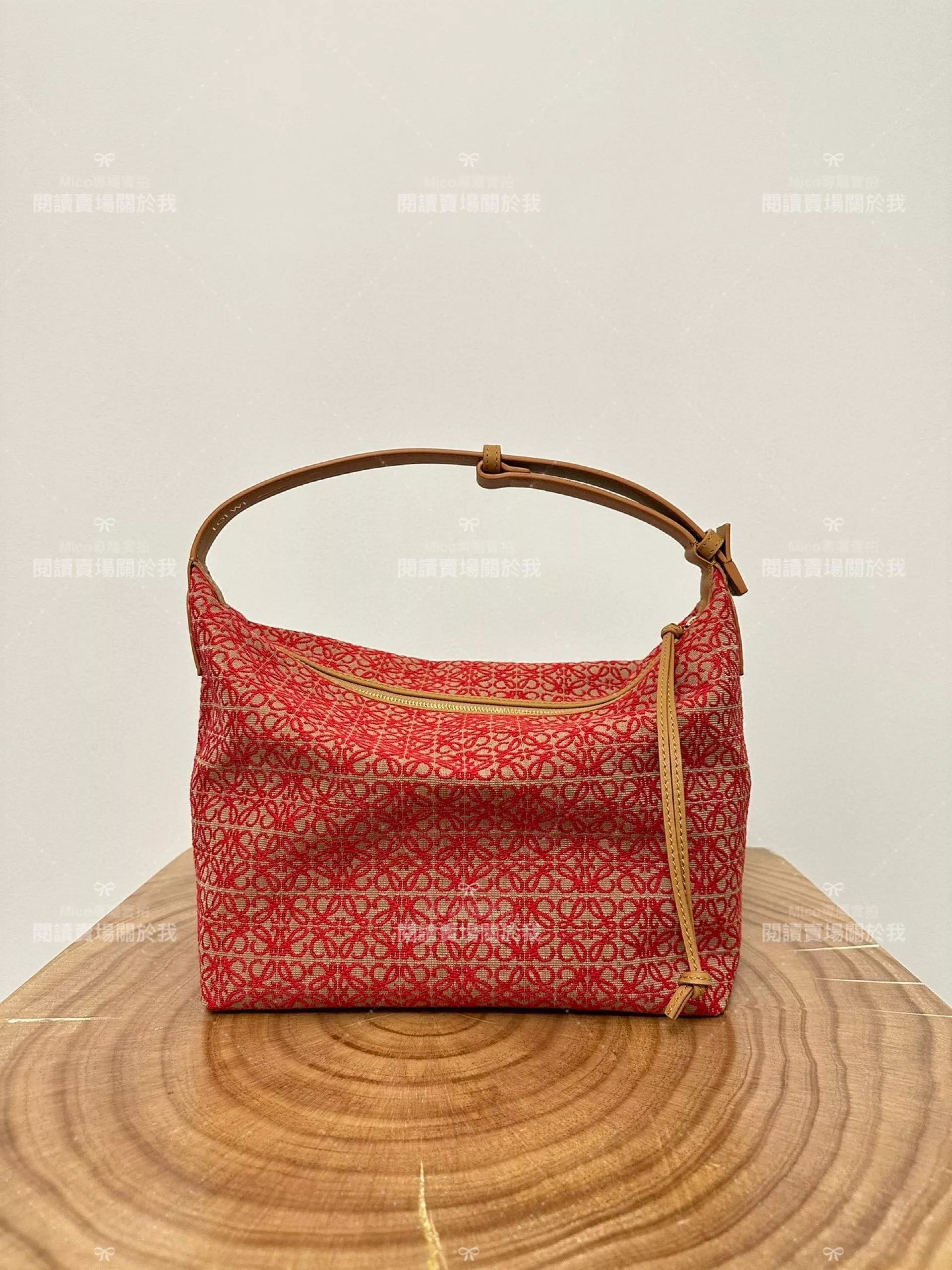 Loewe 紅色Anagram Cubi 飯盒包/腋下包 大號/35cm 帆布包 Anagram提花布和牛皮革