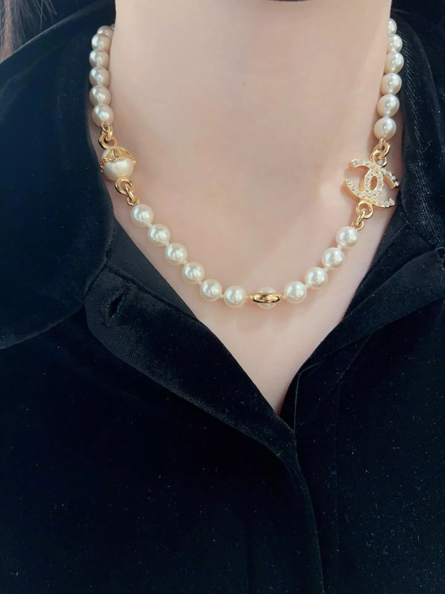 Chanel 半鏤空字母滿鑽雙C珍珠項鍊choker
