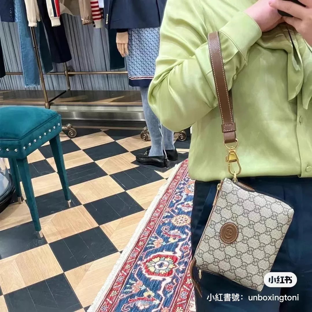 GUCCI Messenger bag with Interlocking 斜跨手拿包 尺寸：16*13.5*3.5cm