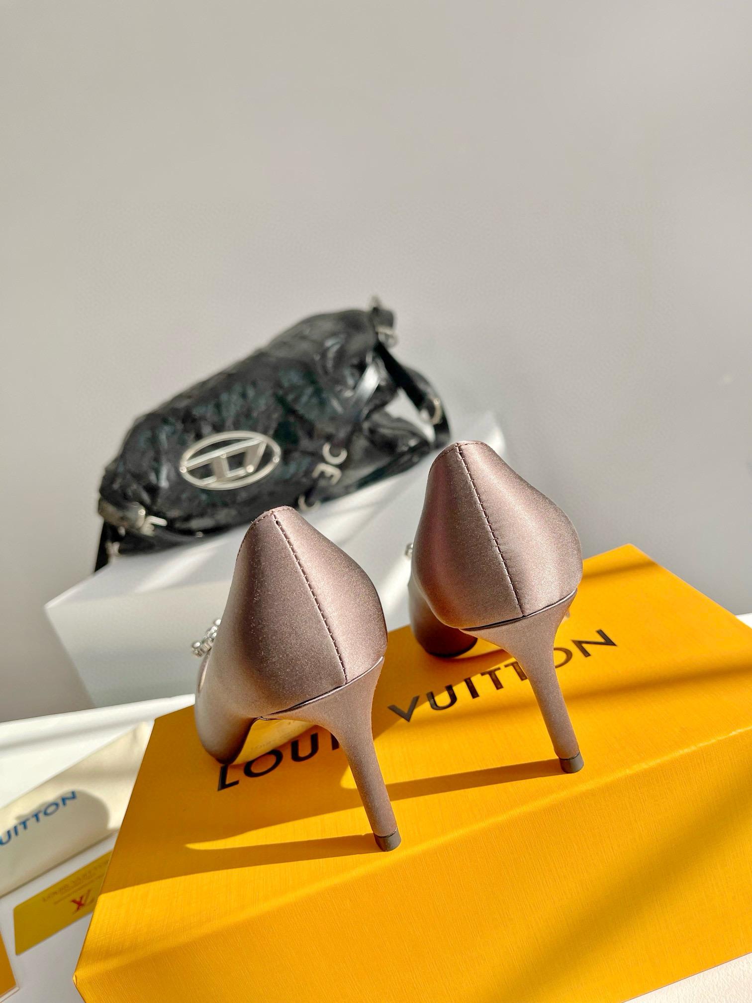 LV  Louis Vuitton  ｜Met系列 裸色真絲鞋面 鞋頭水鑽/圓鑽釦 尖頭高跟鞋 單鞋 7cm 35-39（40、41、42定制不退換)