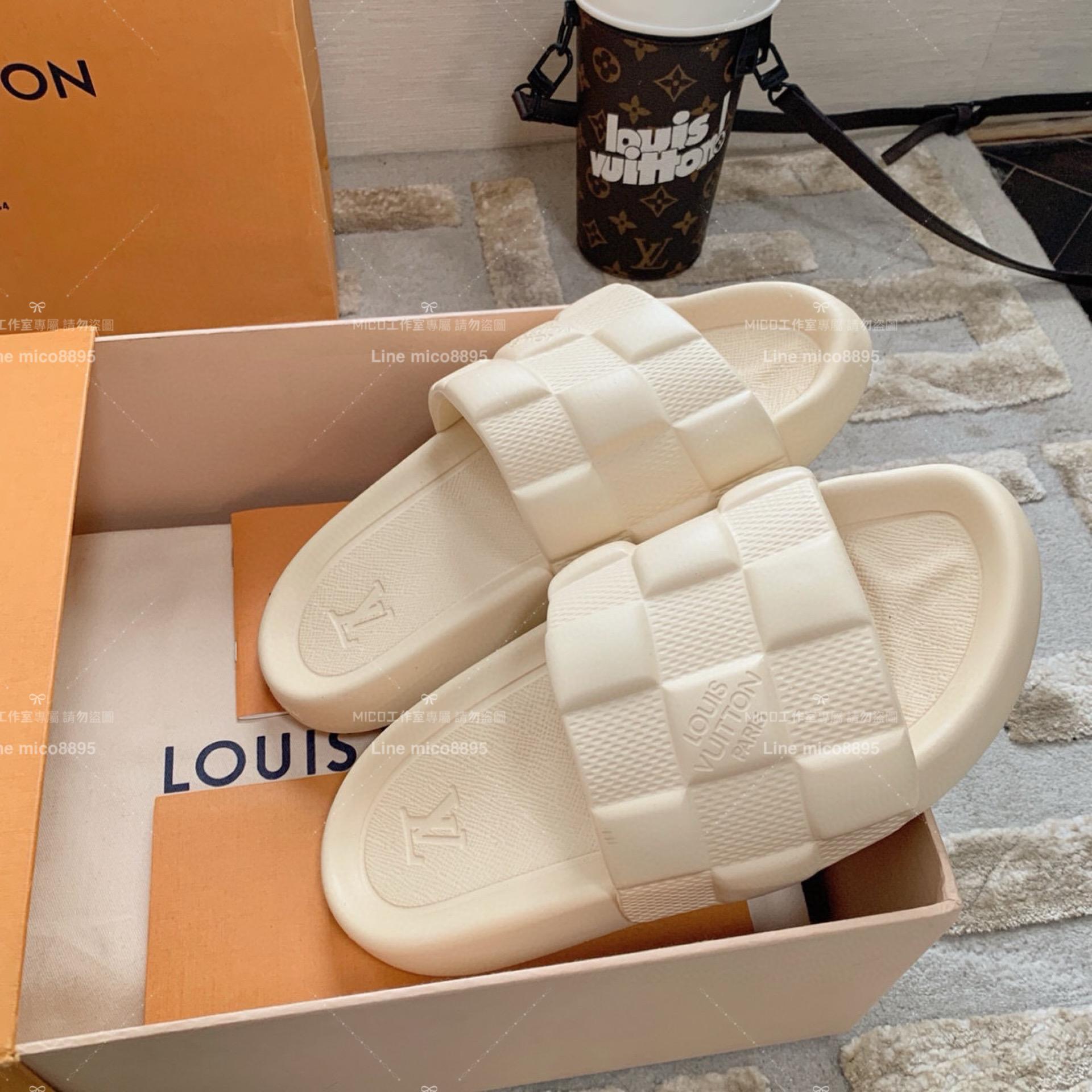 LV  Louis Vuitton ｜情侶款 🧑‍🤝‍🧑 Waterfront系列 奶油白 3D壓花logo沙灘拖鞋 36-45