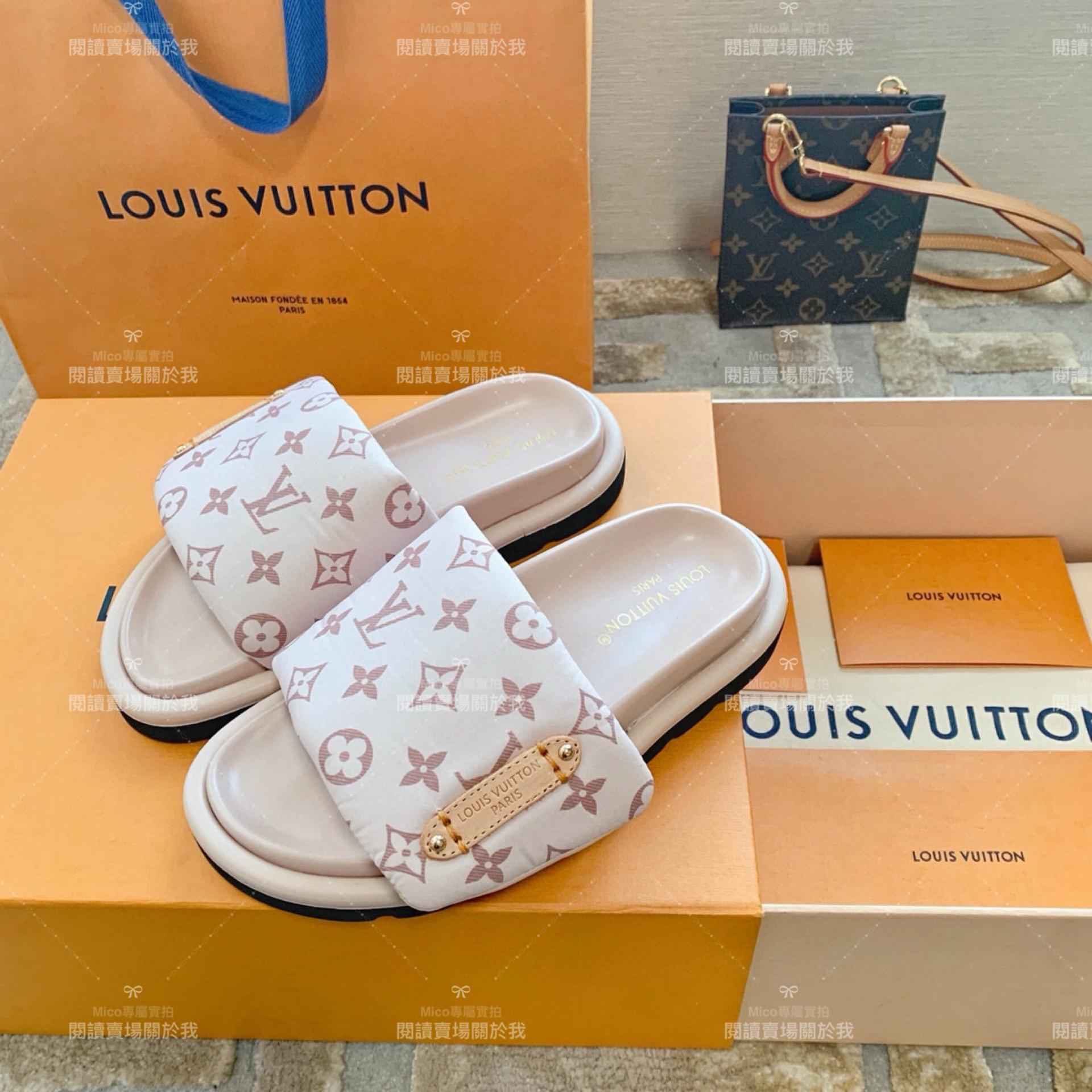 LV  Louis Vuitton ｜LV  Louis Vuitton ｜Pool Pillow Comfort 平底魔術貼尼龍布3D壓花logo鞋面拖鞋 女鞋
