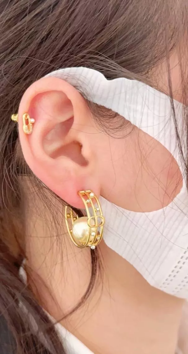 DIOR 金色鏤空線條設計圓弧珍珠耳環/耳釘