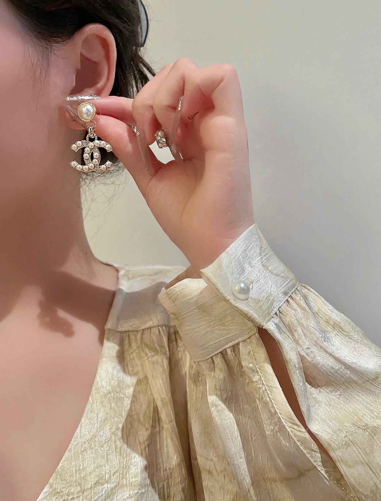 CHANEL 小香 24手工坊系列 珍珠吊墜雙C水鑽耳環