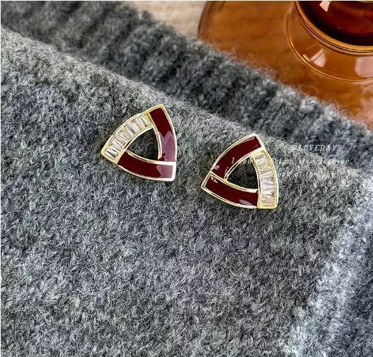 耳環-時尚女王 美拉德紅色滴油三角形鋯石銀針耳釘