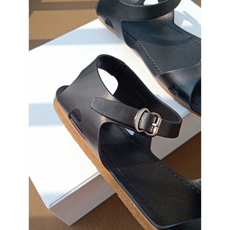 DANDT 高端硬貨質感平底鞋女夏一字扣帶露趾涼鞋ins2023新款(23 JUN CHI)外銷女鞋