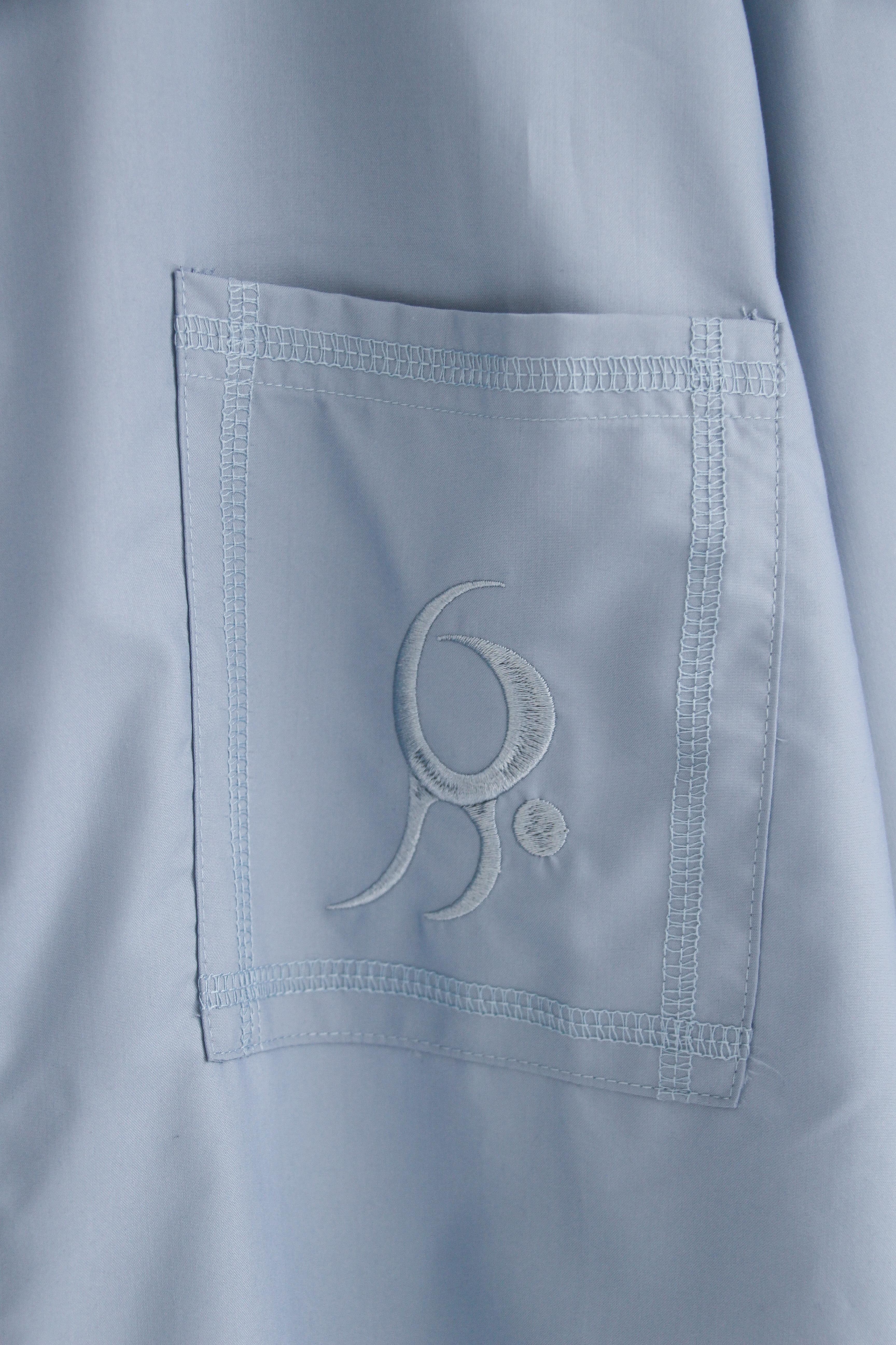 ☆ʀᴏ ᴍᴀᴅᴇ ₍ᐢ ̥ ̮ ̥ᐢ₎✧ 。‧.刺繡Ro爬線口袋寬鬆襯衫 (霧藍/淺藍)